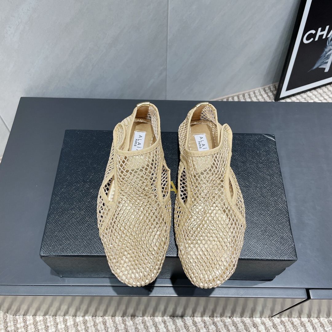 NO:402432,: 'Exclusive Top Version' Niche ALAIA 2025vs Summer Sandal Series... [Retro Flat Sandals] Refined and elegant, but also has a sense of fashion. Comfortable on the feet... Fabric: Customized Net Inner: Customized Net Fixture: Customized Sheepskin Outsole: Original Open-molded Rubber Outsole Size: 35-39 (40.41.42 Customized without return) Packaging: Original full set of packaging Color: Synchronous update of official website, sandals, alaia, sandals, sheepskin19860909:《独家顶级版本》  小众ALAIA 2025vs夏季凉鞋系列……【复古平底凉鞋】 精致优雅的同时,还具有时髦感.上脚舒适… 面料:定制网 内里:定制网 垫脚:定制羊皮 大底:原版开模橡胶大底 码数:35-39（40.41.42定制不退换） 包装:原版全套包装 颜色:官网同步更新,凉鞋,alaia,sandals,sheepskin,Women's Shoes