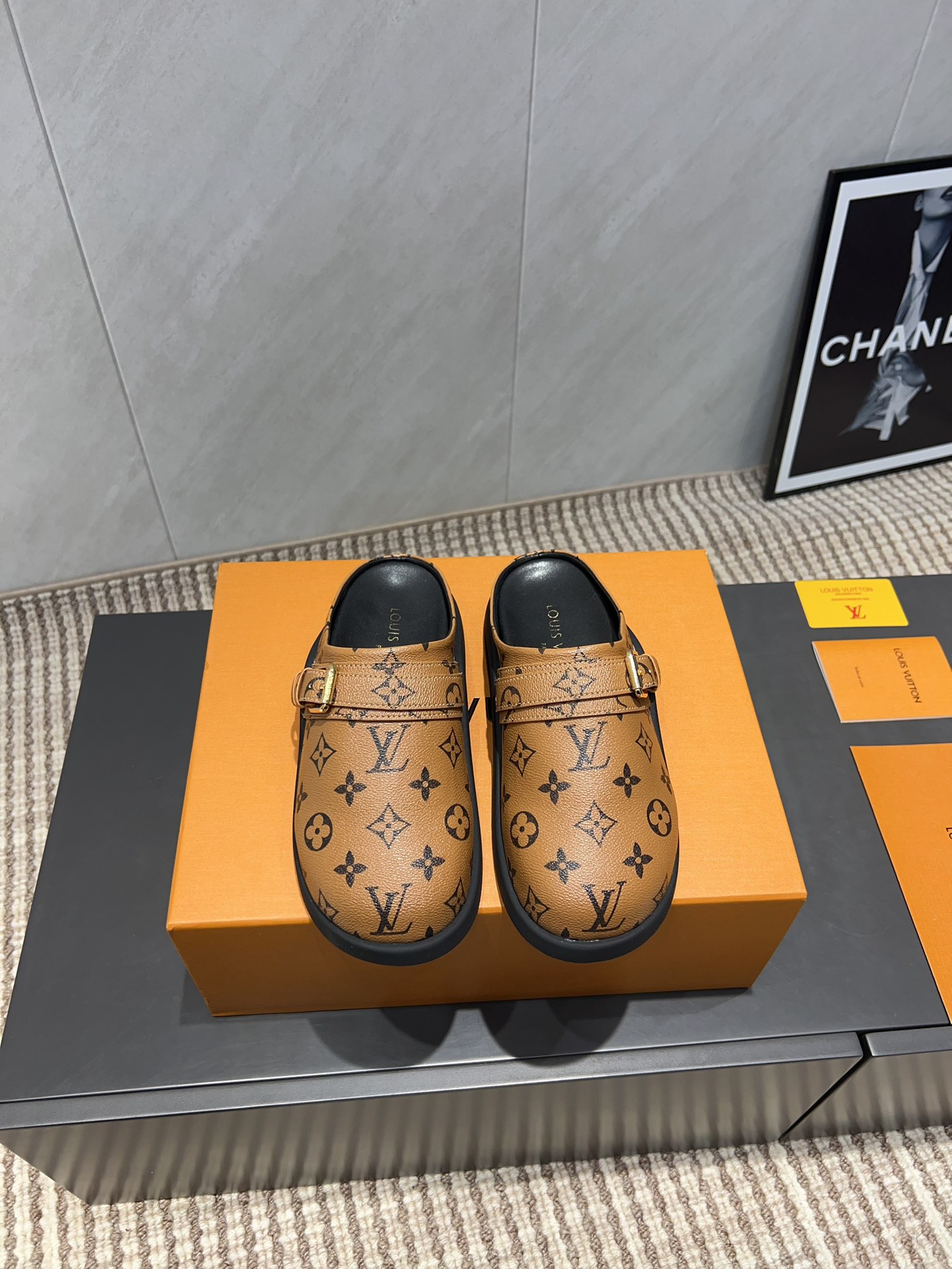 NO:413532,Lv Donkey Brand 2025vs Autumn New Casual Shoes Series... [Horizontal Casual Shoes] Original details, super genuine style, super good-looking, super atmospheric on the feet, with temperament, fashionable and sporty style, and excellent comfort... Fabric: Original custom beef embossing process Inner: Original custom sheepskin Footpad: Original imported sheepskin Outsole: Original mold-open anti-slip rubber sole Sole Height: 2.5cm Size: 35-39 (40.41. Customized without return and exchange), semi-torque, louis vuitton, louis vuitton, sheepskin19860909Lv驴牌2025vs秋季新款休闲鞋系列……【横带休闲单鞋】 原版细节,超正版型,超级好看,上脚超大气,自带气质,时尚运动风,舒适度特别棒…… 面料:原版定制牛猄压花工艺 内里:原版定制羊皮 垫脚:原版进口羊皮 大底:原版开模防滑橡胶底 底高:2.5cm 码数:35-39（40.41.定制不退换）,半拖,louis vuitton,louis vuitton,sheepskin,Women's Shoes