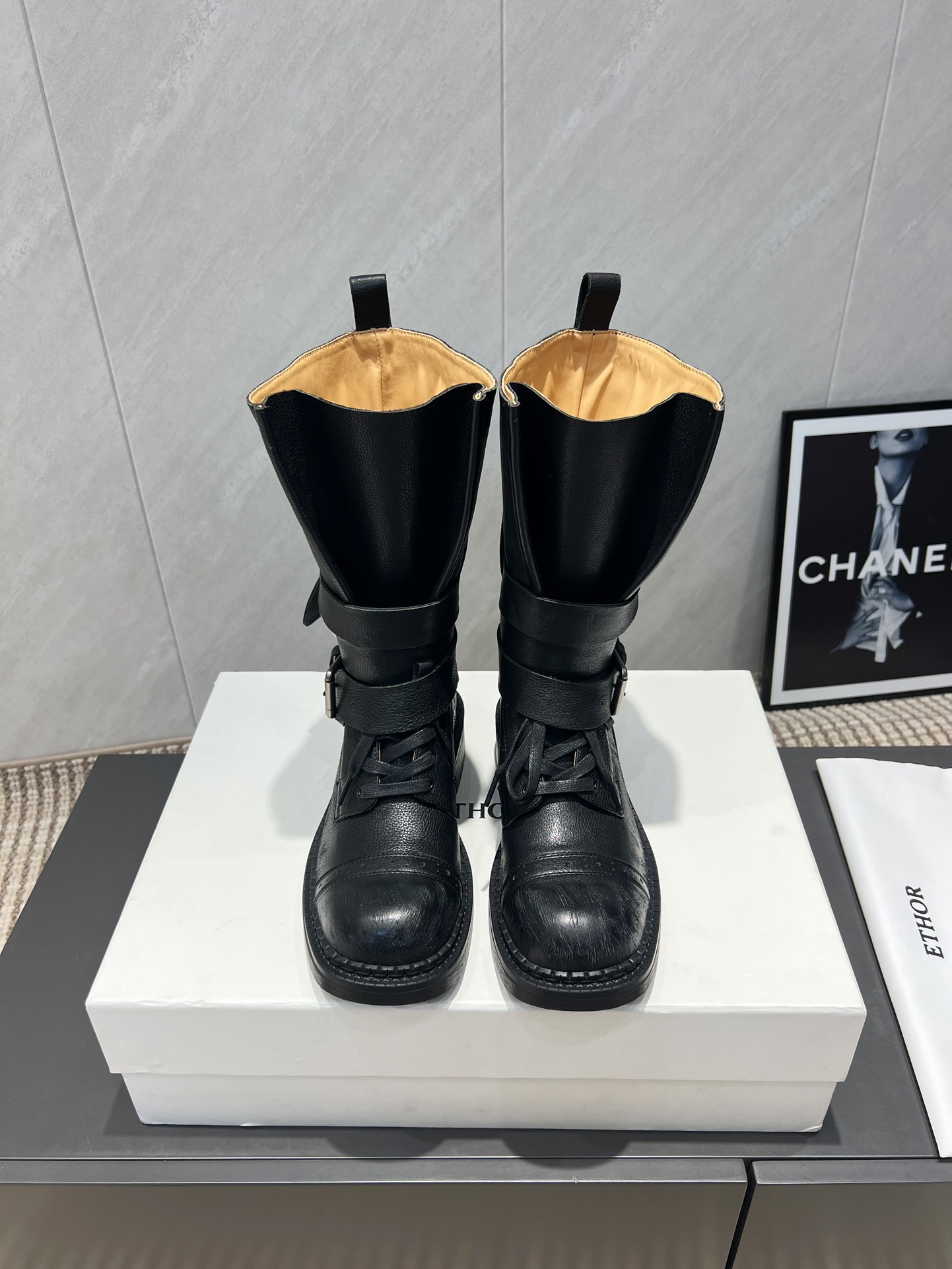 NO:461440,(Top version) ETHOR niche trendy brand 2025vs autumn and winter latest catwalk motorcycle boot series... [Round toe retro motorcycle boots] Top version of autumn and winter motorcycle boots!  The most worth buying boots this year, no one!  Retro motorcycle style elements, this autumn and winter are indeed very cool and spicy. The limited edition autumn and winter models are very difficult to buy in the counter. They look very hard and are actually very soft and easy to wear!  Excellent feet feel!  The boots are wide and can be worn with thick legs and thin legs, and they can be loose and look straight!  !  Full of punk style!  Upper: Original custom cowhide Inner: Original custom cowhide Foot pad: Original custom cowhide Outsole: Original mold opening combination brushed craft sole Heel height: 4cm Number of sizes: 35-39 (40. Custom made no return or exchange) Packaging: Full set of packaging Color: Synchronous update, boots, boots, cowhide19860909（顶级版本） ETHOR小众潮牌2025vs秋冬最新走秀爆款机车靴系列…… 【圆头复古机车靴】 顶级版本秋冬爆款机车靴！ 今年最值得入手的靴子 没有之一！复古机车风格元素,今年秋冬确实泰酷辣 秋冬限定款 专柜非常难买 看着很硬的样子 其实非常软巨好穿！脚感超赞！ 靴筒宽大 不管腿粗腿细 都能穿出宽松感而且非常显腿直！！朋克风十足！ 鞋面:原版定制牛皮 内里:原版定制牛皮 垫脚:原版定制牛皮 大底:原版开模组合拉丝工艺大底 跟高:4cm 码数:35-39（40.订做不退不换) 包装:全套包装 颜色:同步更新,靴子,boots,cowhide,Women's Shoes