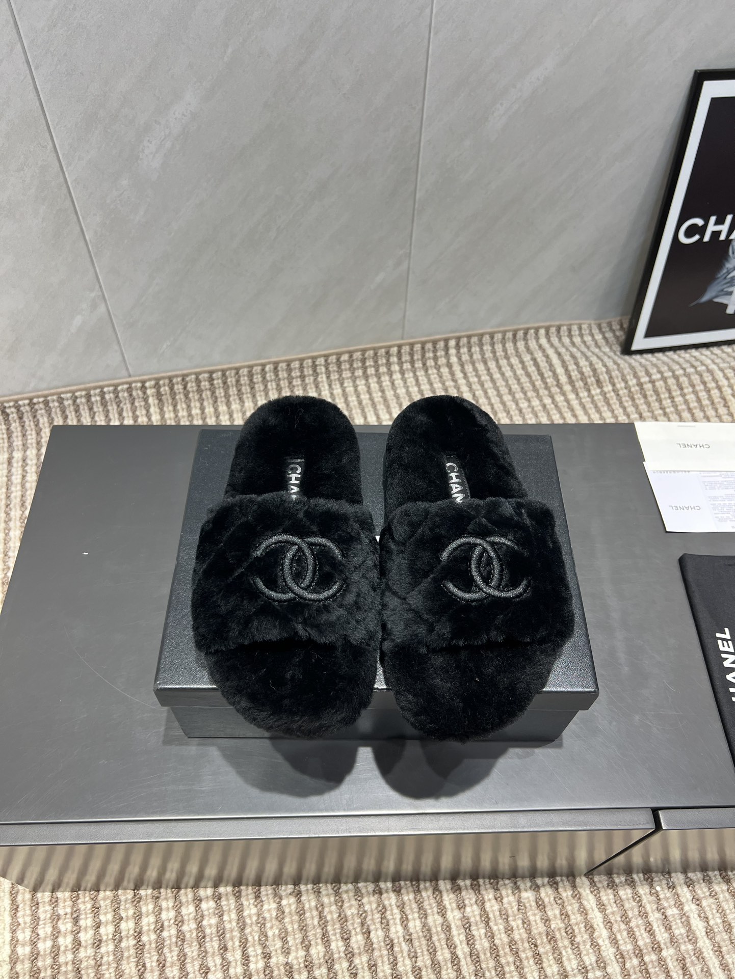 NO:461568,(Top version) CHANE*L Xiaoxiang 2025vs early autumn hot-shower series... [Round head electric embroidery hair drag] The latest model is synchronized on the official website, the highest version of the counter top quality, furry and fashionable, comfortable round head design, pure lamb wool material, fluffy and dense roll, honest and full, the latest autumn and winter style exclusive layout, pure lamb wool lazy hair drag hot online...... Fabric: pure lamb wool electric embroidery process Inner: pure lamb wool foot pad: pure lamb wool waterproof platform Outsole: original mold opening LOGO wear-resistant and non-slip bottom Size: 35-39 (40 custom made no return or replacement) Packaging: original full set of packaging Color: official website synchronous update, fur shoes slippers, chanel, slippers19860909（顶级版本） CHANE*L小香2025vs早秋爆款毛拖系列……【圆头电绣毛拖】 官网同步最新款,专柜最高版本顶级品质,毛茸茸的时髦感十足,舒适的圆头设计,纯羊羔毛材质,蓬松密卷,敦厚饱满,秋冬最新款独家版面,纯羊羔毛懒人毛拖热上线……… 面料:纯羊羔毛电绣工艺 内里:纯羊羔毛 垫脚:纯羊羔毛包水台 大底:原版开模LOGO耐磨防滑底 码数:35-39（40订做不退不换） 包装:原版全套包装 颜色:官网同步更新,毛毛鞋拖鞋,chanel,slippers,Women's Shoes