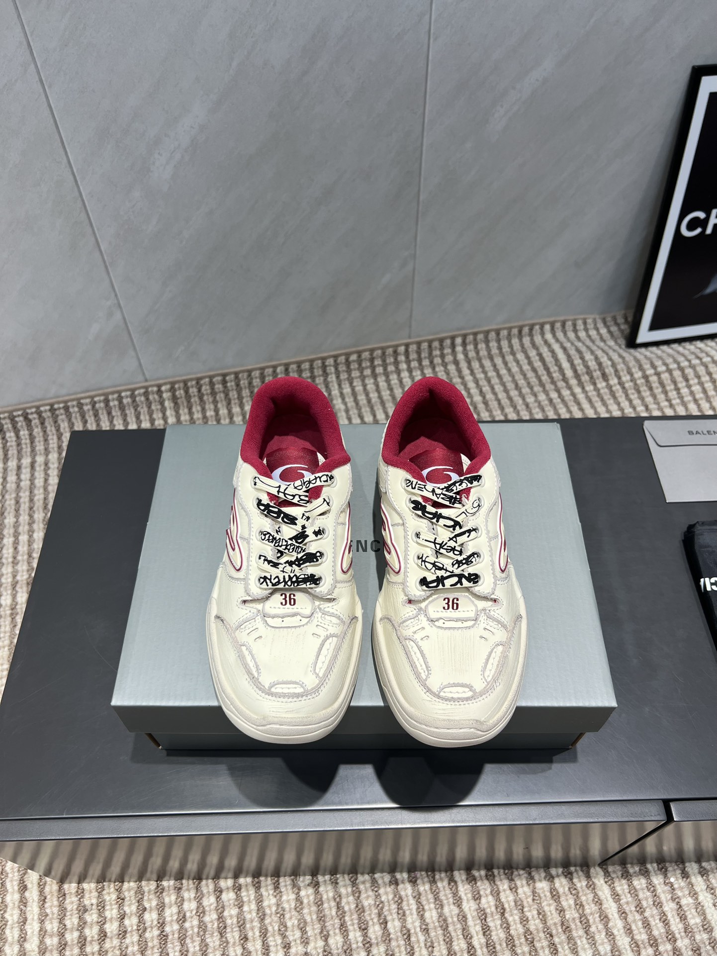 NO:461552,(Top version) Balenciaga Balenciaga 25vs Early Spring latest hit sports and leisure series... [Couple sports and leisure shoes] Original purchase and development, one-to-one production Balenciaga 3XL Sneaker The overall shoe shape draws on the creative ideas of the two shoe shapes, Balenciaga Track and Balenciaga Runner, which is equivalent to removing the outer frame of the Track shoe body and inheriting Runner's streamlined shape and Track flat toe. A pair of tied shoelaces are added to the front of the upper to be used as a concave shape... Fabric: Customized original cowhide Inner: Original customized high-density breathable fabric Fixture: Original breathable fabric injection molding Outsole: Original open mold TPU molding sole Size: 35-44 (45 customization without return and exchange) Packaging: Original full set of packaging  Color: Official website synchronous update, casual shoes/sports shoes, balenciaga, balenciaga, sneakers, cowhide19860909（顶级版本） Balenciaga巴黎世家25vs早春最新爆款运动休闲系列……【情侣运动休闲鞋】 原版购入开发,一比一做货Balenciaga 3XL Sneaker 整体鞋型汲取了Balenciaga Track和Balenciaga Runner两款鞋型的创作思路 相当于把 Track鞋身的外框拆了下来 同时继承了 Runner的流线造型和 Track扁平的鞋头.在鞋面前段另加了一副绑着的的鞋带 用作凹造型…… 面料:定制原版牛皮 内里:原版定制高密度透气布料 垫脚:原版透气布料注塑成型 大底:原版开模TPU成型底 码数:35-44（45定制不退换） 包装:原版全套包装 颜色:官网同步更新,休闲鞋/运动鞋,balenciaga,balenciaga,sneakers,cowhide,Women's Shoes