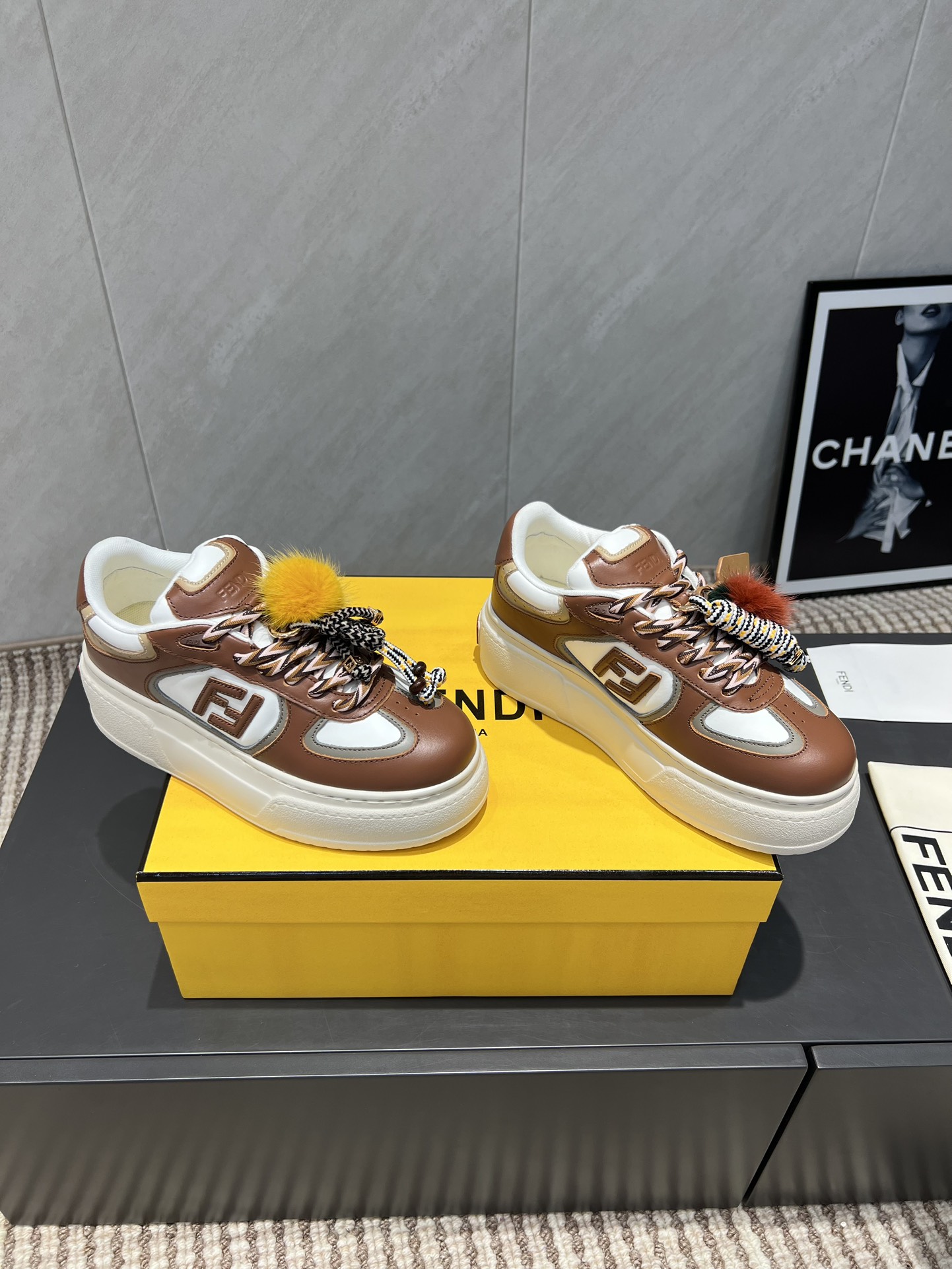 Fashion Collection: Futuristic Designer Footwear with High-Tech Features - 图片 1