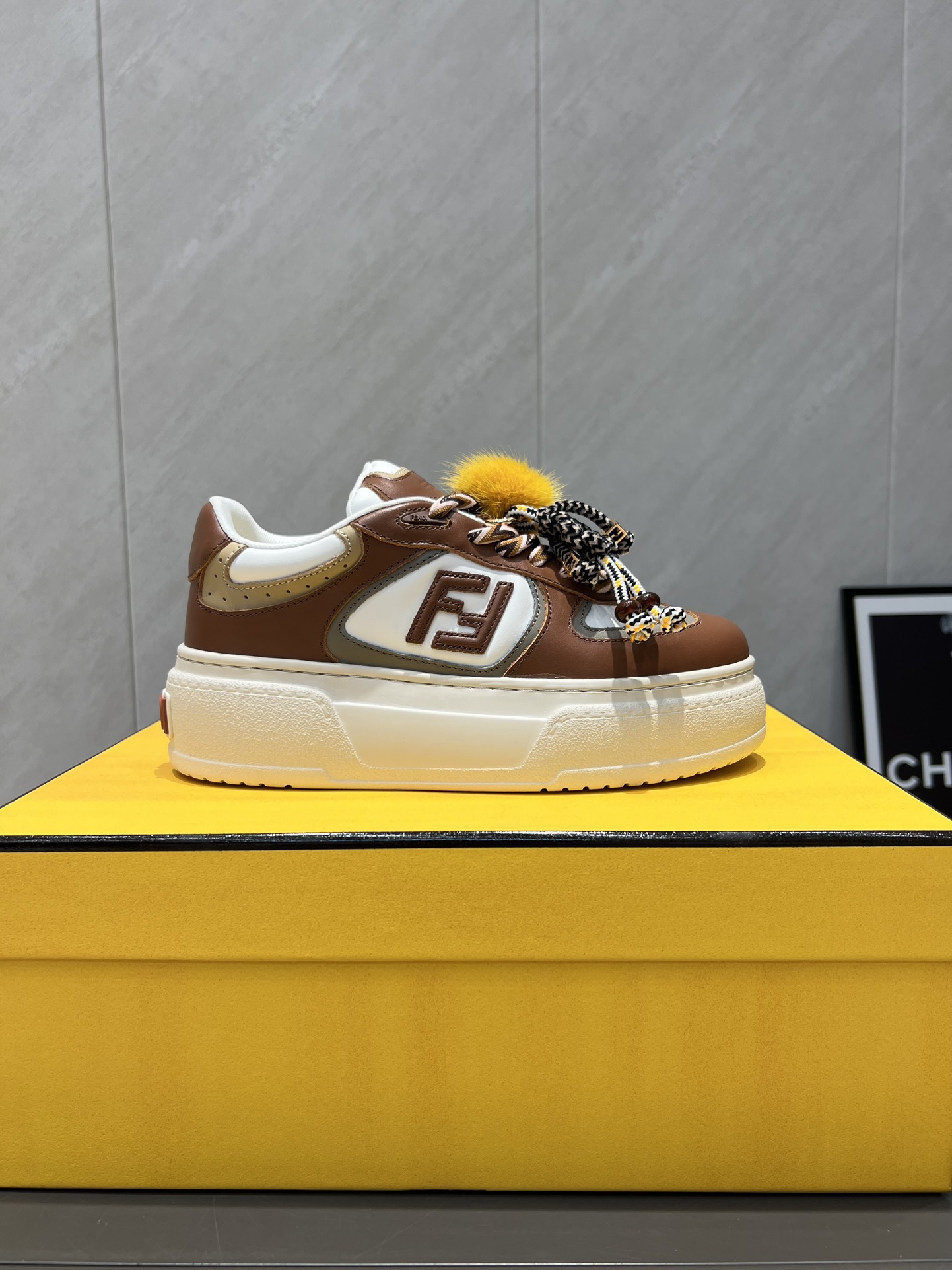 Fashion Collection: Futuristic Designer Footwear with High-Tech Features - 图片 4