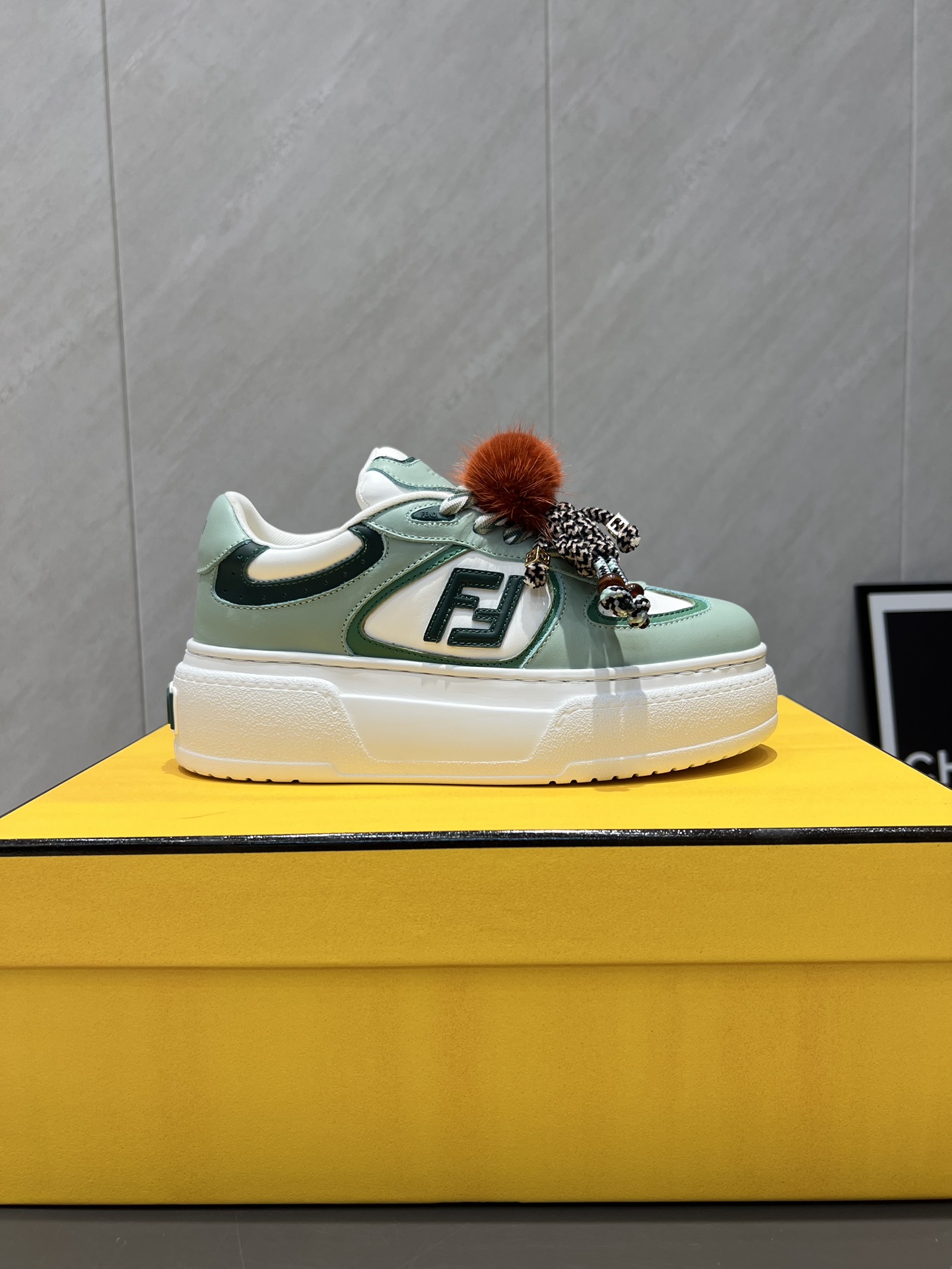 Fashion Collection: Monopoly-Inspired Colorful Footwear with Innovative Design - 图片 4