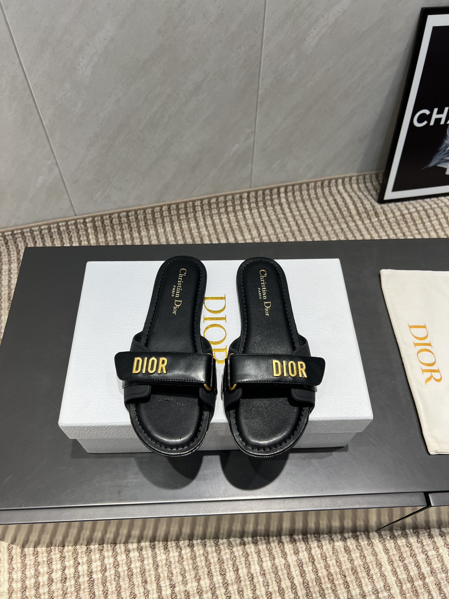 Sandales Dior en cuir d'agneau noir avec logo emblématique - Confort et Élégance