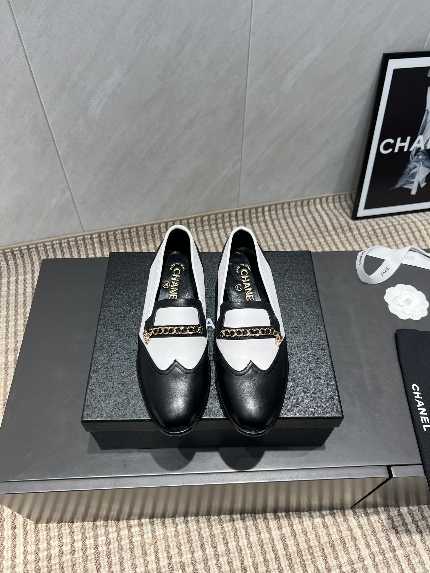 Chanel Mocassins Bicolores avec Chaîne Tendance Automne 2025