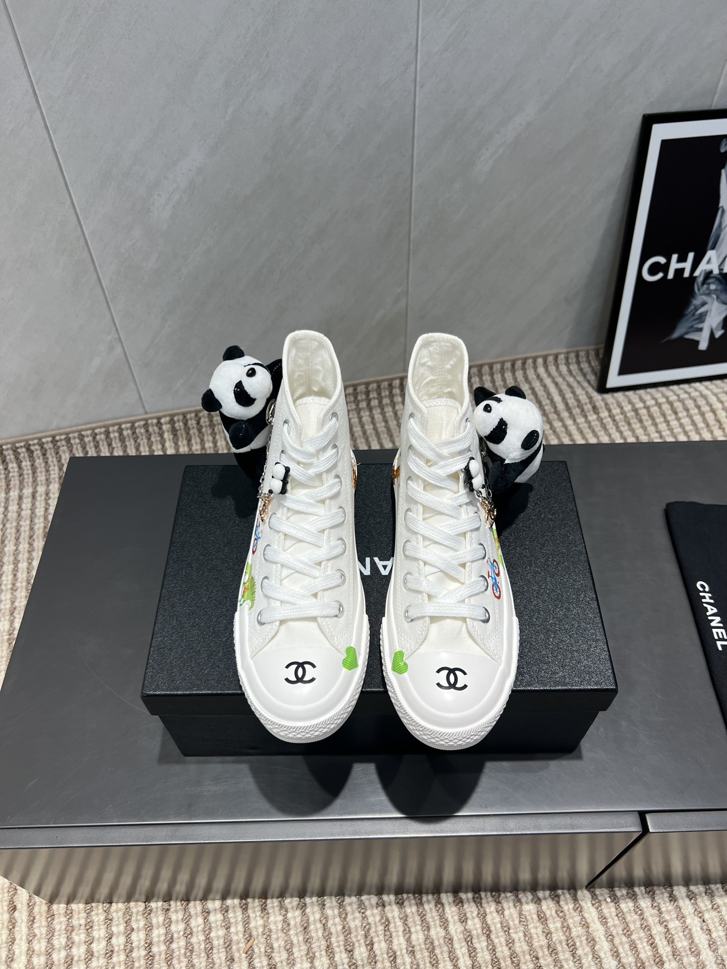 NO:461483,(Top version) Xiaoxiang C Home 2025 vs Early Autumn Casual Series... [Print Chain High-top Casual Shoes] Fairy style, the latest color combination is amazing, irresistible, the latest biscuit shoes are currently super popular colorful casual shoes, Internet celebrity star Xiaohongshu is chasing hotly, and the silly cute style is released with a bit of retro flavor!  Special shape, very recognizable, slimming and long legs, absolutely powerful, comfortable to wear, high appearance, comfortable and heightened. I must recommend it to everyone, the main feature of this year's series, minimalist style... Fabric: Original custom high-density fabric printing process Inner: Original custom high-density fabric foot pad: Original injection molding pad Outsole: Original open mold rubber molding sole Size: 35-39 (40.41. Customized without return) Packaging: Original full package Color: Official website synchronous update, casual shoes/sports shoes, chanel, sneakers19860909（顶级版本） 小香C家2025vs早秋火爆休闲系列…【打印链条高帮休闲鞋】  仙女款,最新的拼色绝了,无法抗拒,最新饼干鞋目前超级流行的彩色休闲鞋,网红明星小红书狂追热推 发售蠢萌可爱的造型带了点复古味！ 造型特殊,很有辨识度, 显瘦显腿长,绝对实力派,穿上也很舒服,高颜值 舒适,增高 一定要推荐给大家,今年系列的主打, 极简的风格…… 面料:原版定制高密度布料打印工艺 内里:原版定制高密度布料 垫脚:原版注塑成型垫 大底:原版开模橡胶成型底 码数:35-39（40.41.定制不退换） 包装:原版全套包装 颜色:官网同步更新,休闲鞋/运动鞋,chanel,sneakers,Women's Shoes