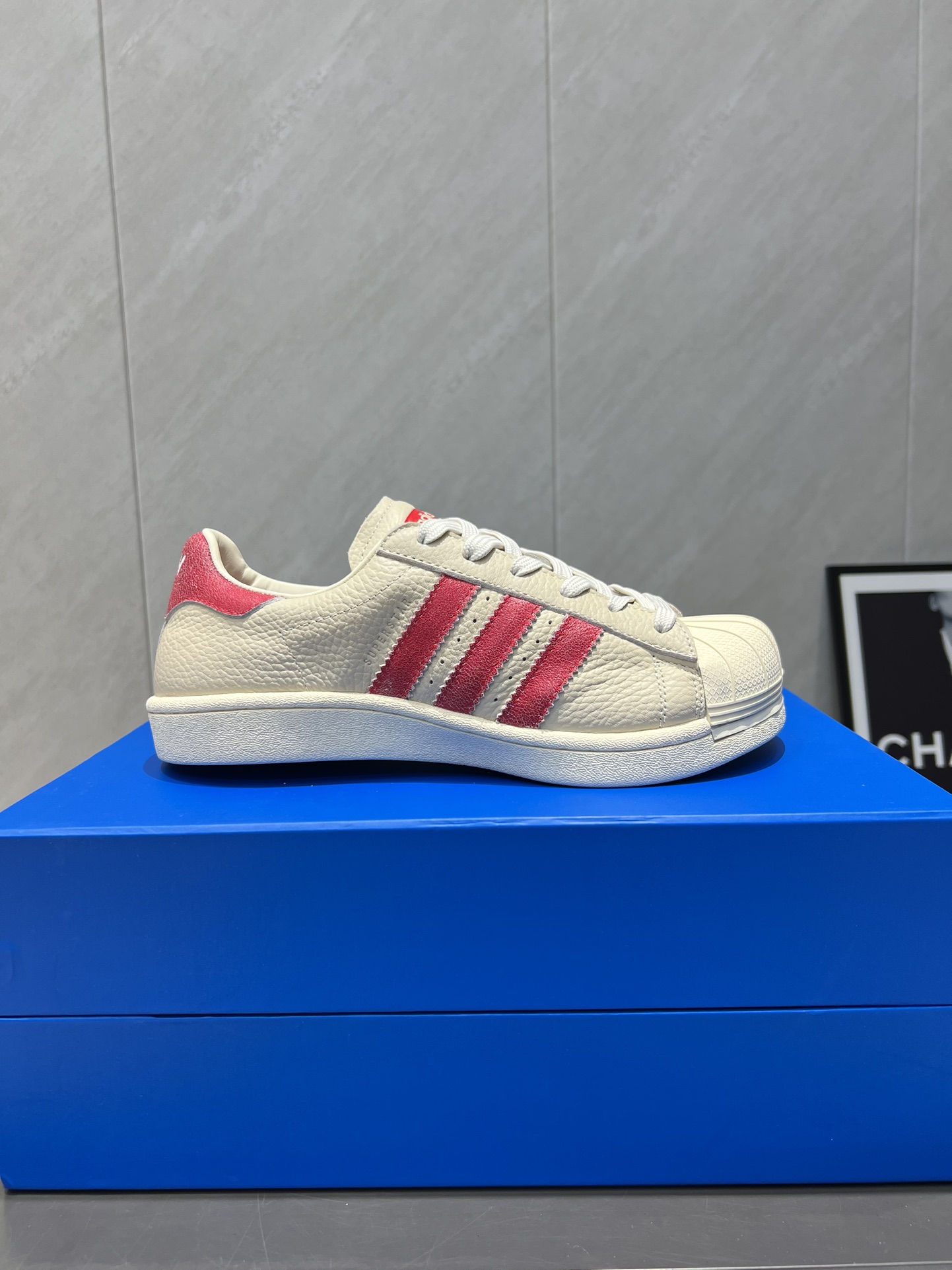 Adidas Women's Superstar Casual Sneakers - Iconic Style and Comfort 6 i1755285031 1993 0