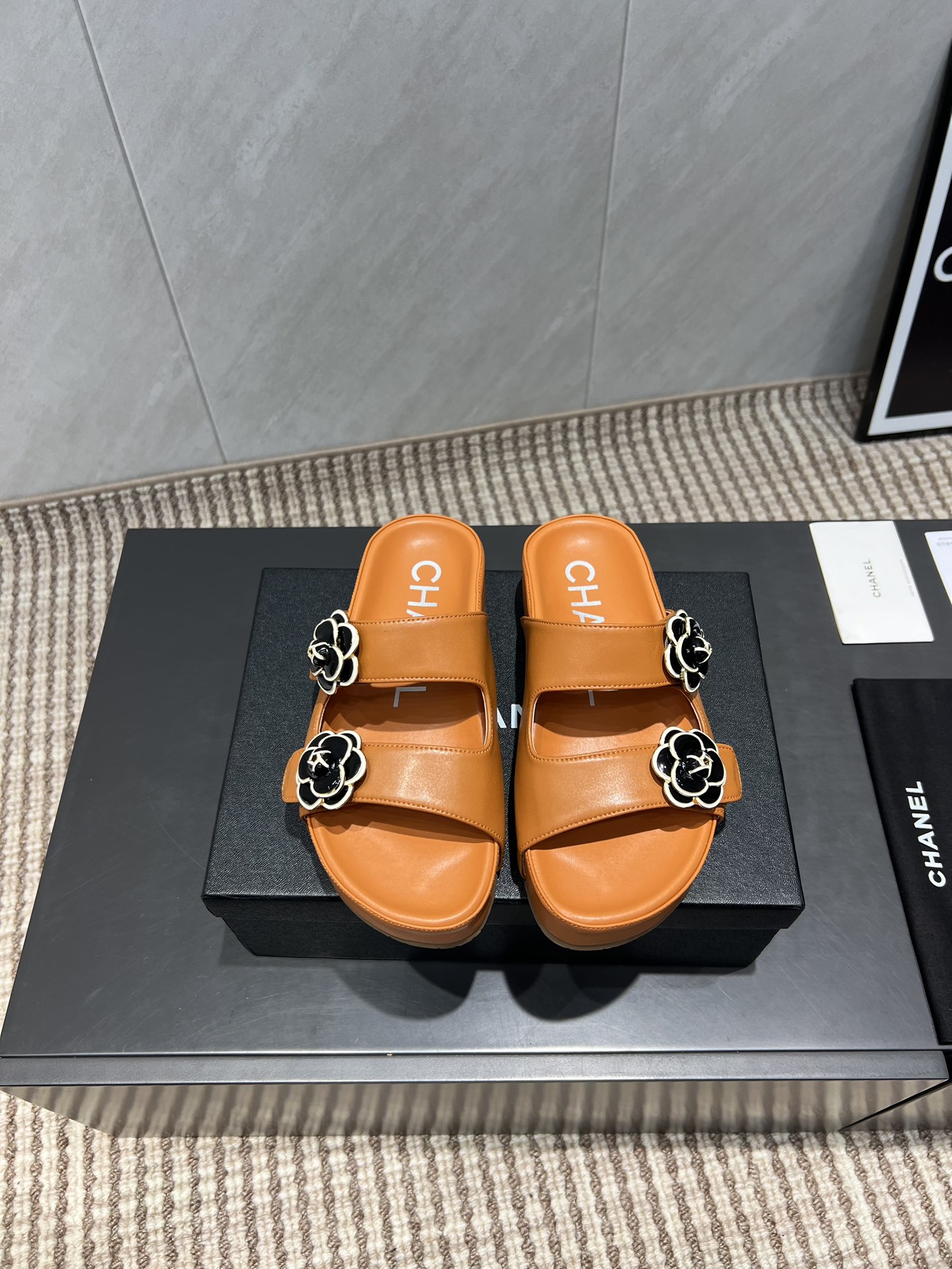 Chanel Sandalen met bloemendetail - Luxe lederen sandalen voor dames - Bruin