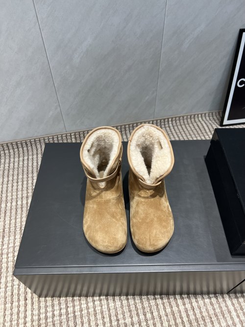 Luxury Round Toe Sheepskin Snow Boots - Comfortable and Stylish Winter Footwear 1 Luxury Round Toe Sheepskin Snow Boots - Comfortable and Stylish Winter Footwear