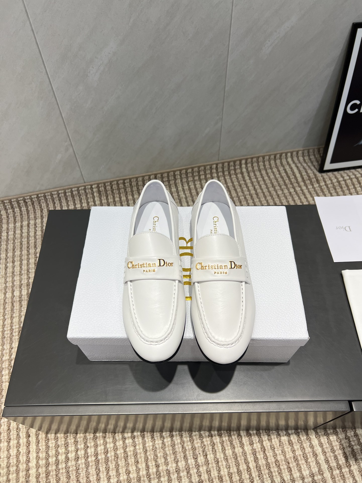 NO:484322,: 'Exclusive Top Version' D*ior2025vs latest popular loafer single shoe series... [Letter Button Loafers] A beautiful shoe that major celebrities have planted grass, top version matching items is effortless fashionable outfit. Elegant temperament, casual commuter office workers, fashionable streets, casual dates and casual casually. The front is decorated with the golden Christian Dior PARIS logo. Dior's extraordinary exquisite craftsmanship is reinterpreted. Reinterprets classic design. Full details... The quality is completely consistent with the counter. Fabric: Original custom cowhide Inner: Original custom sheepskin foot pad: Sheepskin injection molding Outsole: Original imported genuine leather sole Packaging: Original full set of packaging Size: 35-39 (Female 40.41 customization without return and exchange)  Color: Official website synchronous update, loafers, dior, loafers, cowhide, sheepskin, Leather soles19860909:《独家顶级版本》 D*ior2025vs最新爆款乐福单鞋系列……【字母扣平底乐福鞋】 各大明星网红纷纷种草的一款美鞋、顶版搭配单品里就是毫不费力的时髦穿搭. 上脚气质 随性 通勤上班族 时髦街头.约会随意休闲. 正面饰以金色Christian Dior PARIS标志. 再融入 Dior 非凡的精湛工艺. 重新诠释经典设计.细节满满…品质完全与专柜一致. 面料: 原版定制牛皮 内里: 原版定制羊皮 垫脚:羊皮注塑成型 大底:原版进口真皮大底 包装:原版全套包装 码数:35-39（女40.41定制不退换） 颜色:官网同步更新,乐福鞋,dior,loafers,cowhide,sheepskin,Leather soles,Women's Shoes