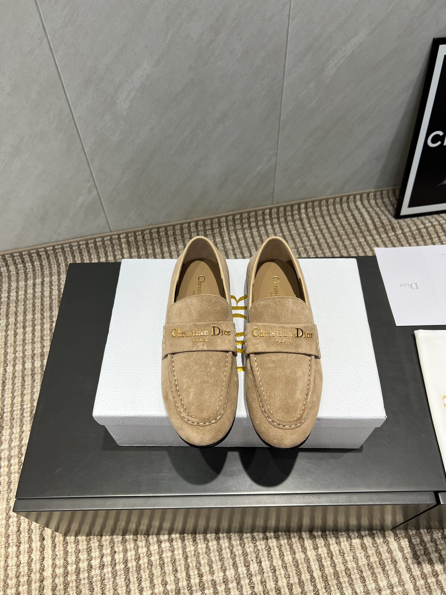 NO:484328,: 'Exclusive Top Version' D*ior2025vs latest popular loafer single shoe series... [Letter Button Loafers] A beautiful shoe that major celebrities have planted grass, top version matching items is effortless and fashionable outfit. Elegant temperament, casual commuter office workers, fashionable streets, casual dates and casual casually. The front is decorated with the golden Christian Dior PARIS logo. Dior's extraordinary exquisite craftsmanship is incorporated into the classic design. Reinterprets the details. The quality is completely consistent with the counter. Fabric: Original custom beef silhouette Inner: Original custom sheepskin foot pad: Sheepskin injection molding Outsole: Original imported genuine leather sole Packaging: Original full set of packaging Size: 35-39 (Female 40.41 customization without return and exchange)  Color: Official website synchronous update, loafers, dior, loafers, sheepskin, Leather soles19860909:《独家顶级版本》 D*ior2025vs最新爆款乐福单鞋系列……【字母扣平底乐福鞋】 各大明星网红纷纷种草的一款美鞋、顶版搭配单品里就是毫不费力的时髦穿搭. 上脚气质 随性 通勤上班族 时髦街头.约会随意休闲. 正面饰以金色Christian Dior PARIS标志. 再融入 Dior 非凡的精湛工艺. 重新诠释经典设计.细节满满…品质完全与专柜一致. 面料: 原版定制牛猄 内里: 原版定制羊皮 垫脚:羊皮注塑成型 大底:原版进口真皮大底 包装:原版全套包装 码数:35-39（女40.41定制不退换） 颜色:官网同步更新,乐福鞋,dior,loafers,sheepskin,Leather soles,Women's Shoes