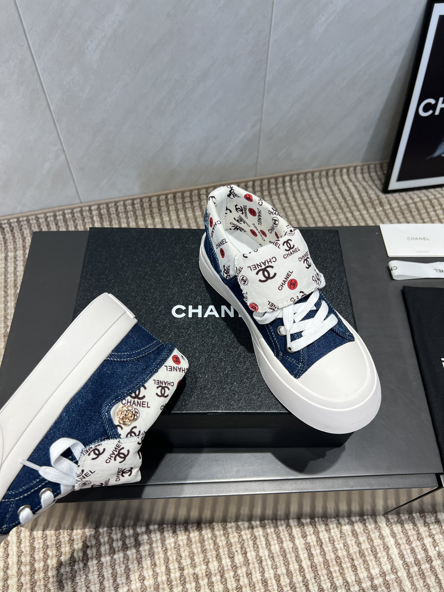 出厂:P672💰《独家顶级版本》 小香C家2025vs早秋火爆休闲系列… 【打印花色厚底休闲鞋】 仙女款，最新的拼色绝了，无法抗拒，最新饼干鞋目前超级流行的彩色休闲鞋，网红明星小红书狂追热推 发售蠢萌可爱的造型带了点复古味！ 造型特殊，很有辨识度， 显瘦显腿长，绝对实力派，穿上也很舒服，高颜值 舒适，增高 一定要推荐给大家，今年系列的主打， 极简的风格…… ❶面料:原版定制高密度布料➕打印花色工艺 ❷内里:原版定制高密度布料 ❸垫脚:原版注塑成型垫 ❹大底:原版开模橡胶成型底 ❺码数:35-39（40.41.定制不退换） ❻包装:原版全套包装 ☀颜色:官网同步更新 - 图片 7