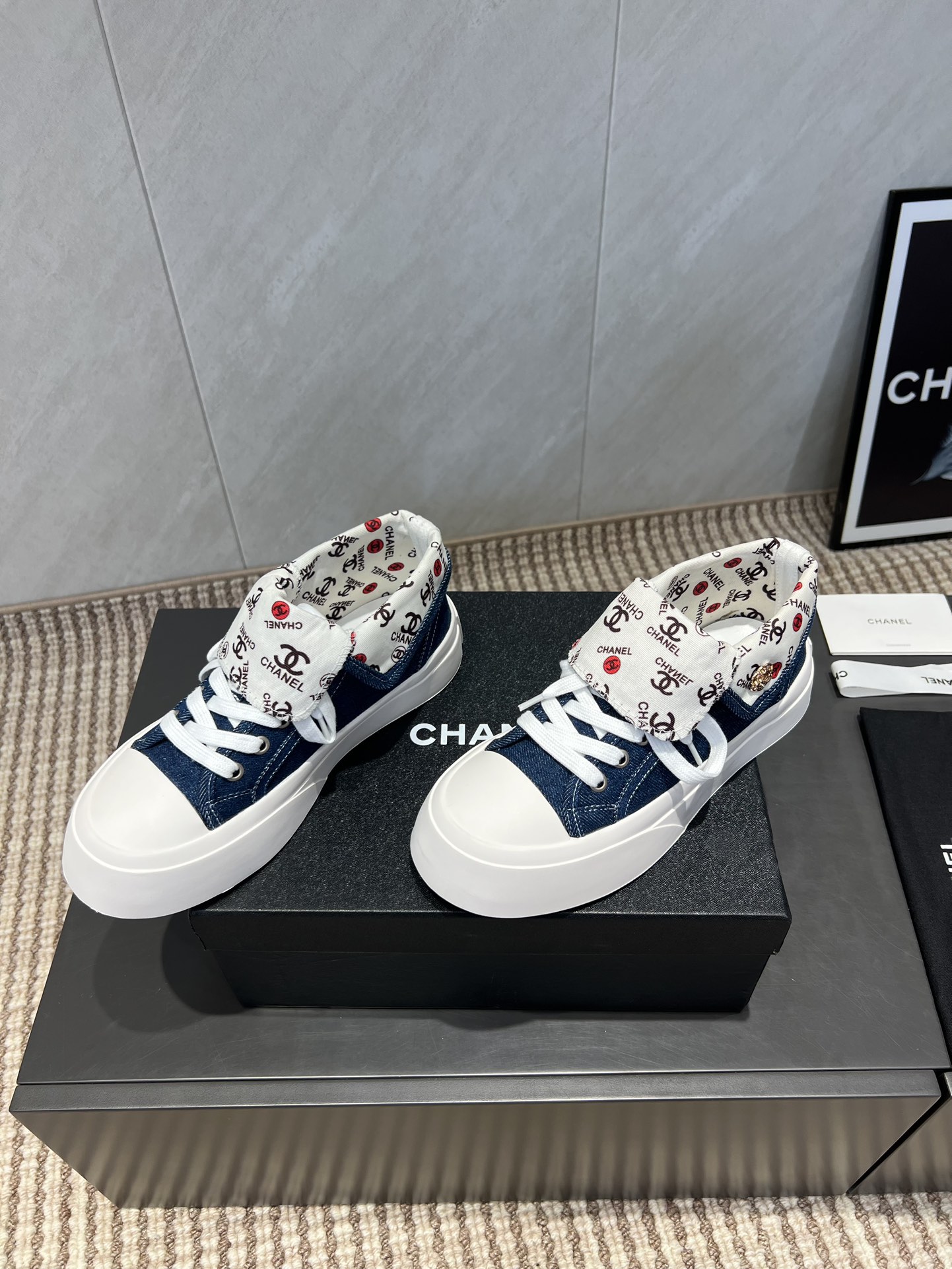 出厂:P672💰《独家顶级版本》 小香C家2025vs早秋火爆休闲系列… 【打印花色厚底休闲鞋】 仙女款，最新的拼色绝了，无法抗拒，最新饼干鞋目前超级流行的彩色休闲鞋，网红明星小红书狂追热推 发售蠢萌可爱的造型带了点复古味！ 造型特殊，很有辨识度， 显瘦显腿长，绝对实力派，穿上也很舒服，高颜值 舒适，增高 一定要推荐给大家，今年系列的主打， 极简的风格…… ❶面料:原版定制高密度布料➕打印花色工艺 ❷内里:原版定制高密度布料 ❸垫脚:原版注塑成型垫 ❹大底:原版开模橡胶成型底 ❺码数:35-39（40.41.定制不退换） ❻包装:原版全套包装 ☀颜色:官网同步更新 - 图片 1