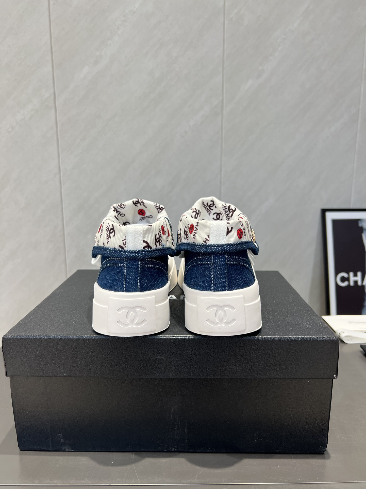 出厂:P672💰《独家顶级版本》 小香C家2025vs早秋火爆休闲系列… 【打印花色厚底休闲鞋】 仙女款，最新的拼色绝了，无法抗拒，最新饼干鞋目前超级流行的彩色休闲鞋，网红明星小红书狂追热推 发售蠢萌可爱的造型带了点复古味！ 造型特殊，很有辨识度， 显瘦显腿长，绝对实力派，穿上也很舒服，高颜值 舒适，增高 一定要推荐给大家，今年系列的主打， 极简的风格…… ❶面料:原版定制高密度布料➕打印花色工艺 ❷内里:原版定制高密度布料 ❸垫脚:原版注塑成型垫 ❹大底:原版开模橡胶成型底 ❺码数:35-39（40.41.定制不退换） ❻包装:原版全套包装 ☀颜色:官网同步更新 - 图片 8