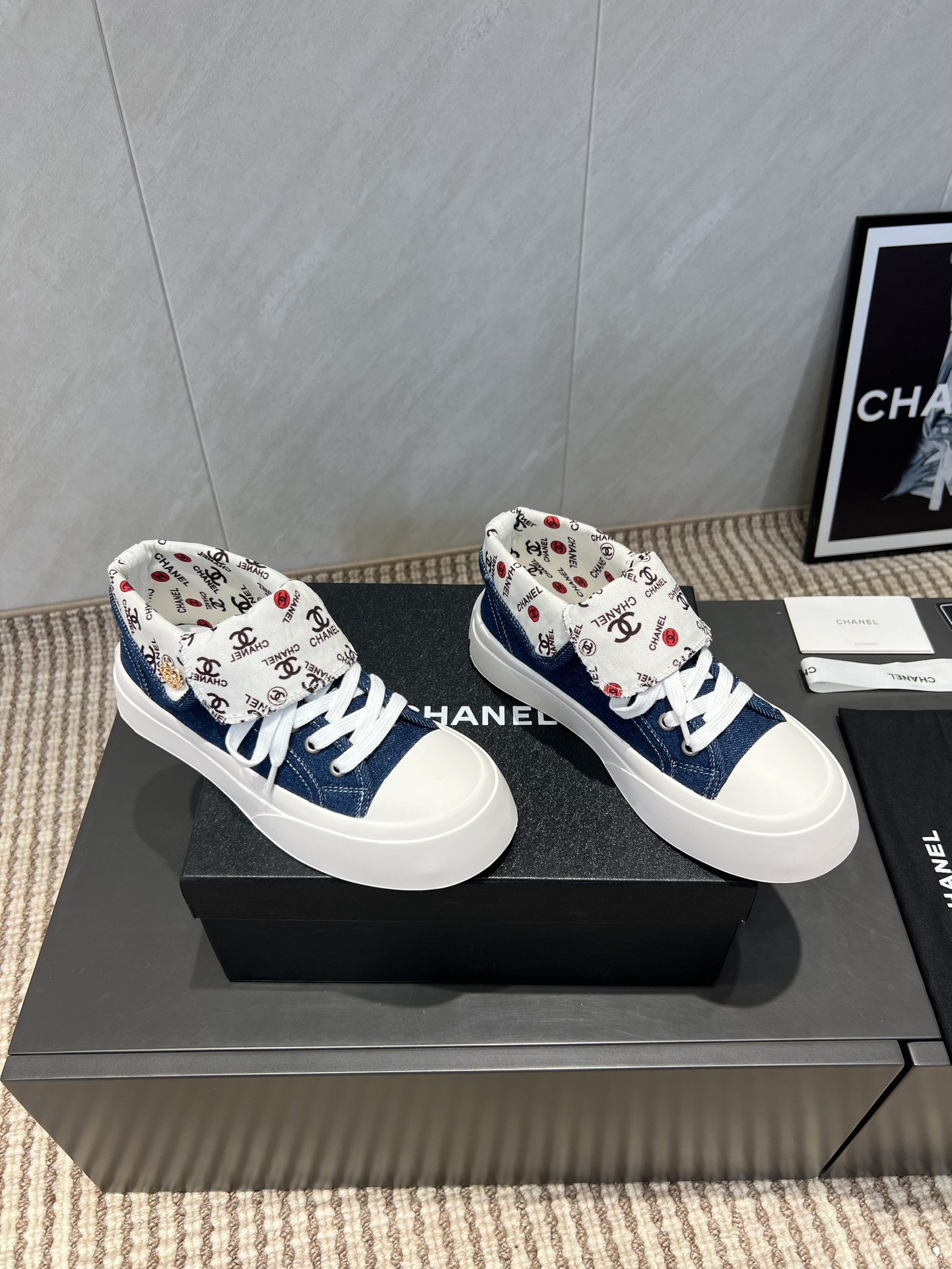 出厂:P672💰《独家顶级版本》 小香C家2025vs早秋火爆休闲系列… 【打印花色厚底休闲鞋】 仙女款，最新的拼色绝了，无法抗拒，最新饼干鞋目前超级流行的彩色休闲鞋，网红明星小红书狂追热推 发售蠢萌可爱的造型带了点复古味！ 造型特殊，很有辨识度， 显瘦显腿长，绝对实力派，穿上也很舒服，高颜值 舒适，增高 一定要推荐给大家，今年系列的主打， 极简的风格…… ❶面料:原版定制高密度布料➕打印花色工艺 ❷内里:原版定制高密度布料 ❸垫脚:原版注塑成型垫 ❹大底:原版开模橡胶成型底 ❺码数:35-39（40.41.定制不退换） ❻包装:原版全套包装 ☀颜色:官网同步更新 - 图片 3