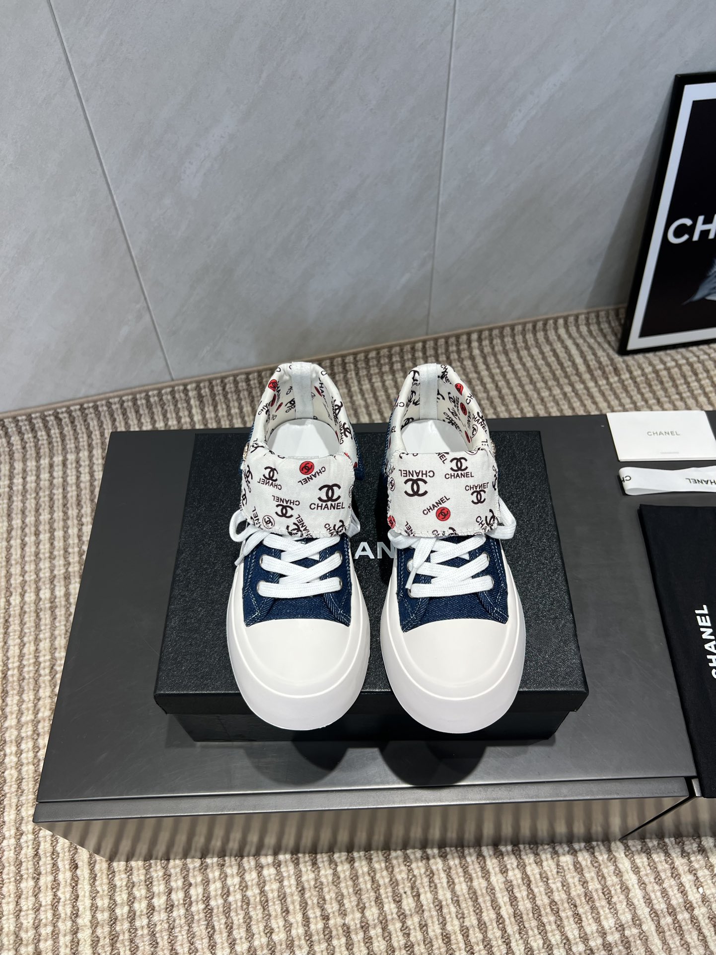 出厂:P672💰《独家顶级版本》 小香C家2025vs早秋火爆休闲系列… 【打印花色厚底休闲鞋】 仙女款，最新的拼色绝了，无法抗拒，最新饼干鞋目前超级流行的彩色休闲鞋，网红明星小红书狂追热推 发售蠢萌可爱的造型带了点复古味！ 造型特殊，很有辨识度， 显瘦显腿长，绝对实力派，穿上也很舒服，高颜值 舒适，增高 一定要推荐给大家，今年系列的主打， 极简的风格…… ❶面料:原版定制高密度布料➕打印花色工艺 ❷内里:原版定制高密度布料 ❸垫脚:原版注塑成型垫 ❹大底:原版开模橡胶成型底 ❺码数:35-39（40.41.定制不退换） ❻包装:原版全套包装 ☀颜色:官网同步更新 - 图片 2