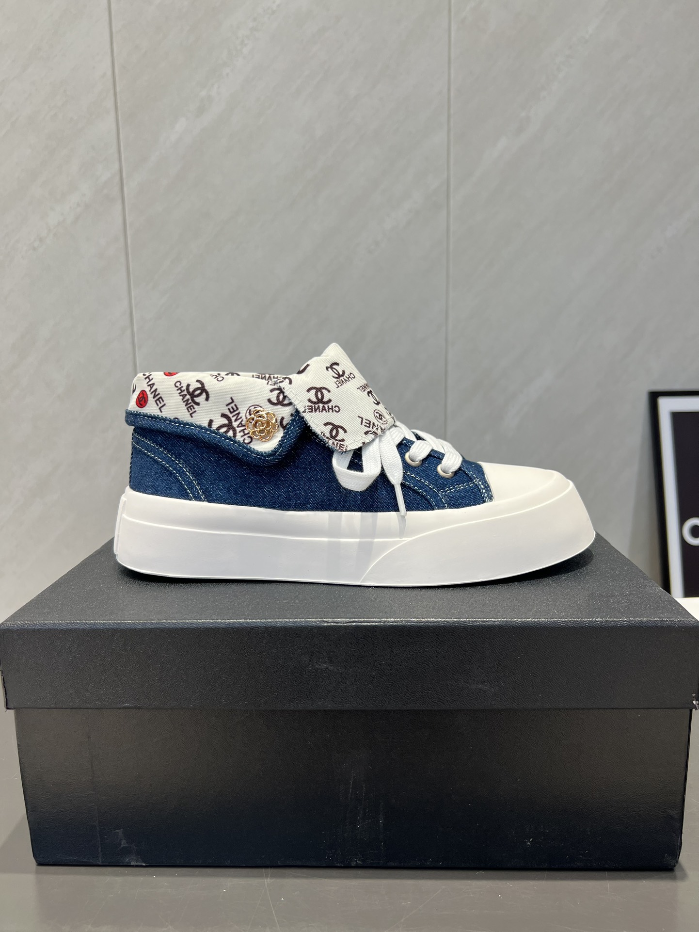 出厂:P672💰《独家顶级版本》 小香C家2025vs早秋火爆休闲系列… 【打印花色厚底休闲鞋】 仙女款，最新的拼色绝了，无法抗拒，最新饼干鞋目前超级流行的彩色休闲鞋，网红明星小红书狂追热推 发售蠢萌可爱的造型带了点复古味！ 造型特殊，很有辨识度， 显瘦显腿长，绝对实力派，穿上也很舒服，高颜值 舒适，增高 一定要推荐给大家，今年系列的主打， 极简的风格…… ❶面料:原版定制高密度布料➕打印花色工艺 ❷内里:原版定制高密度布料 ❸垫脚:原版注塑成型垫 ❹大底:原版开模橡胶成型底 ❺码数:35-39（40.41.定制不退换） ❻包装:原版全套包装 ☀颜色:官网同步更新 - 图片 5