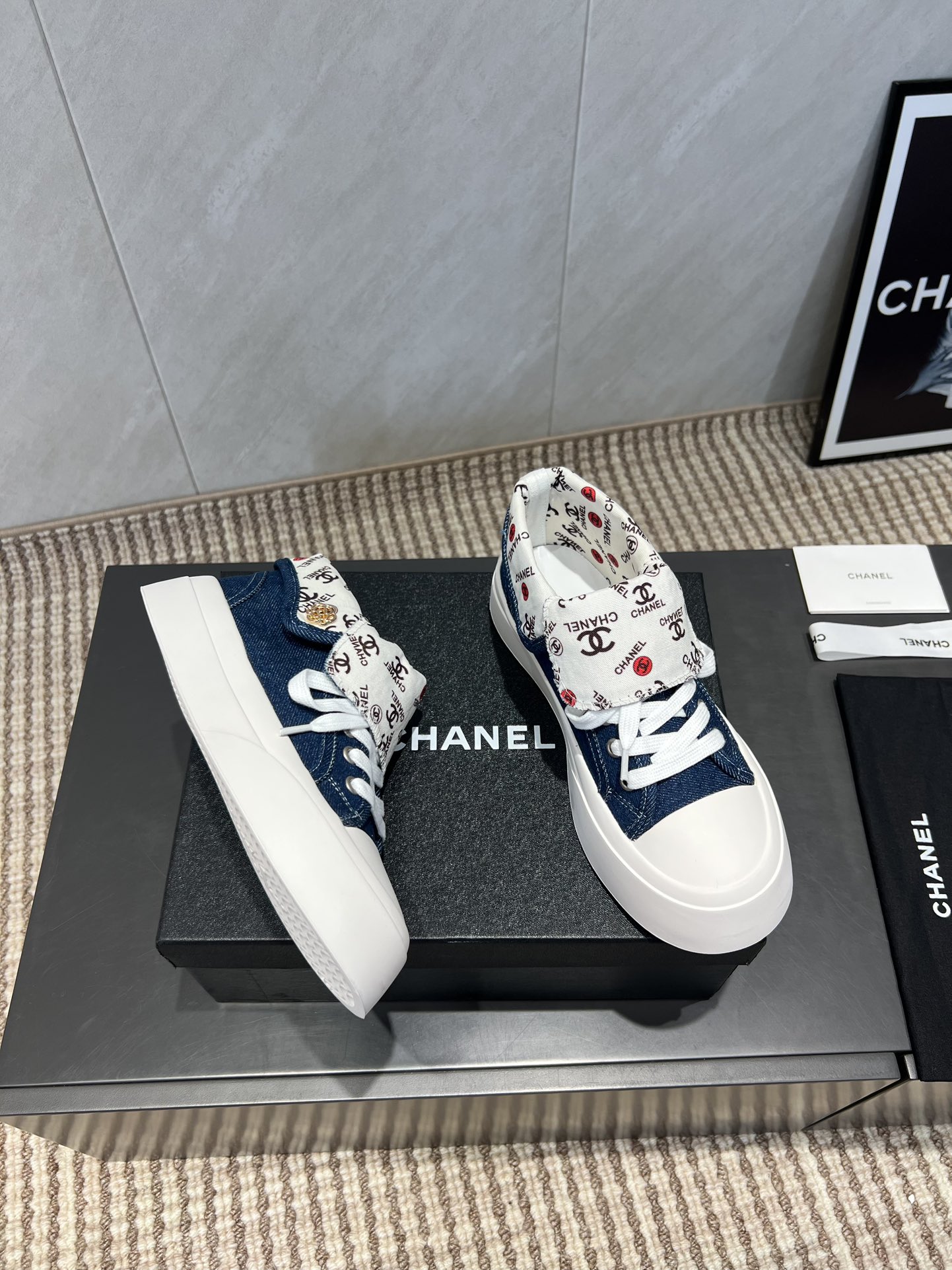 出厂:P672💰《独家顶级版本》 小香C家2025vs早秋火爆休闲系列… 【打印花色厚底休闲鞋】 仙女款，最新的拼色绝了，无法抗拒，最新饼干鞋目前超级流行的彩色休闲鞋，网红明星小红书狂追热推 发售蠢萌可爱的造型带了点复古味！ 造型特殊，很有辨识度， 显瘦显腿长，绝对实力派，穿上也很舒服，高颜值 舒适，增高 一定要推荐给大家，今年系列的主打， 极简的风格…… ❶面料:原版定制高密度布料➕打印花色工艺 ❷内里:原版定制高密度布料 ❸垫脚:原版注塑成型垫 ❹大底:原版开模橡胶成型底 ❺码数:35-39（40.41.定制不退换） ❻包装:原版全套包装 ☀颜色:官网同步更新 - 图片 6