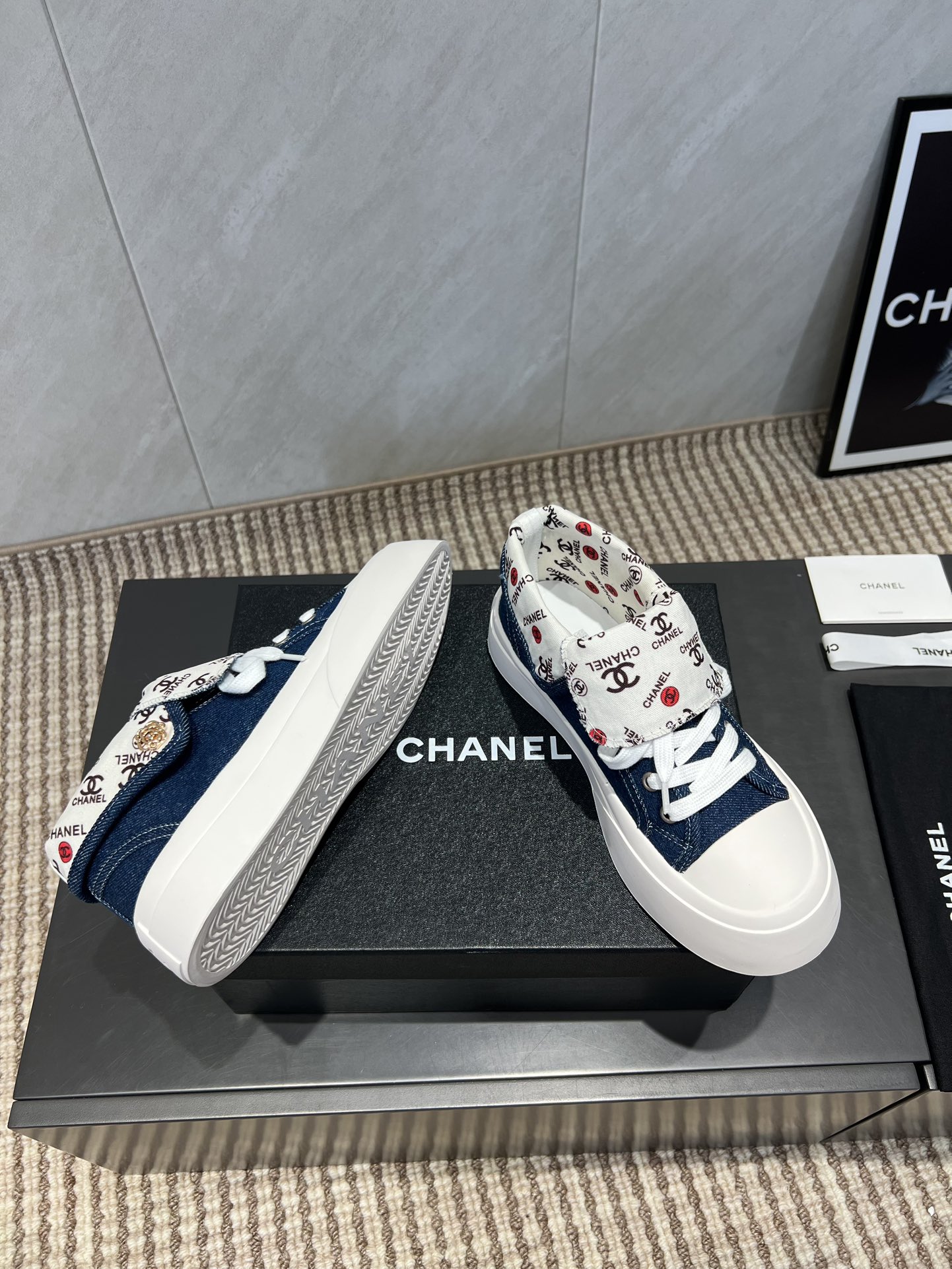 出厂:P672💰《独家顶级版本》 小香C家2025vs早秋火爆休闲系列… 【打印花色厚底休闲鞋】 仙女款，最新的拼色绝了，无法抗拒，最新饼干鞋目前超级流行的彩色休闲鞋，网红明星小红书狂追热推 发售蠢萌可爱的造型带了点复古味！ 造型特殊，很有辨识度， 显瘦显腿长，绝对实力派，穿上也很舒服，高颜值 舒适，增高 一定要推荐给大家，今年系列的主打， 极简的风格…… ❶面料:原版定制高密度布料➕打印花色工艺 ❷内里:原版定制高密度布料 ❸垫脚:原版注塑成型垫 ❹大底:原版开模橡胶成型底 ❺码数:35-39（40.41.定制不退换） ❻包装:原版全套包装 ☀颜色:官网同步更新 - 图片 9