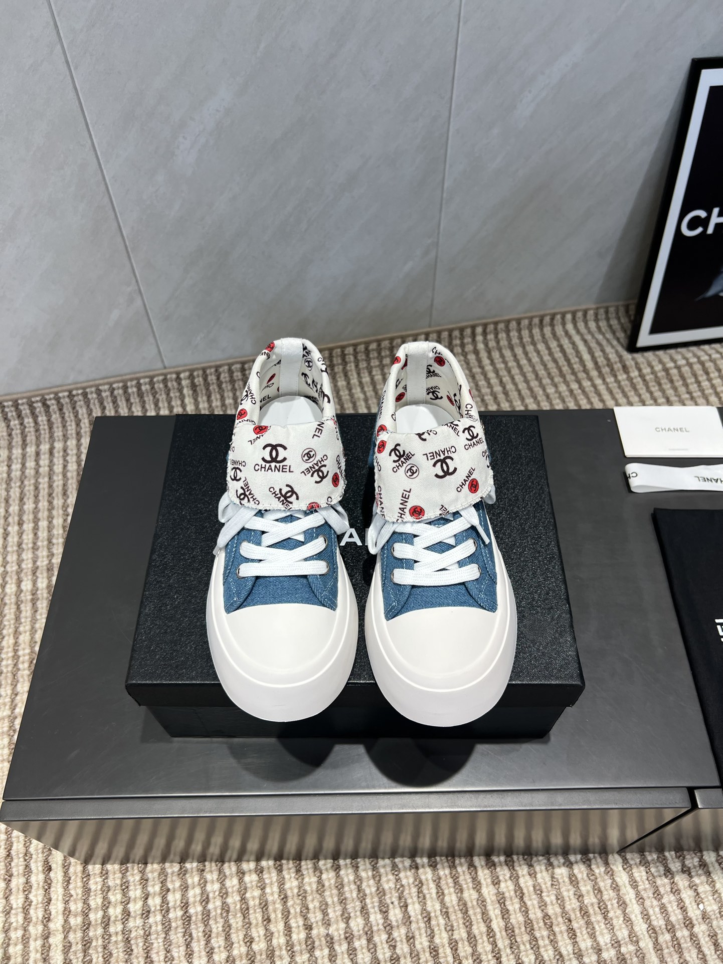 NO:484316,: 'Exclusive Top Version' Xiaoxiang C Home 2025 vs Early Autumn Hot Casual Series... [Print Color Thick-soled Casual Shoes] Fairy style, the latest color combination is amazing, irresistible, the latest biscuit shoes are currently super popular colorful casual shoes, Internet celebrity star Xiaohongshu is chasing and promoting, and the silly cute and cute look is released with a bit of retro flavor!  Special shape, very recognizable, slimming and long legs, absolutely powerful, comfortable to wear, high appearance, comfortable and heightened. I must recommend it to everyone, the main feature of this year's series, minimalist style... Fabric: Original custom high-density fabric printing pattern technology Inner: Original custom high-density fabric foot pad: Original injection molding pad Outsole: Original open mold rubber molding sole Size: 35-39 (40.41. Customized without return) Packaging: Original full package Color: Official website synchronous update, casual shoes/sports shoes, chanel, sneakers19860909:《独家顶级版本》 小香C家2025vs早秋火爆休闲系列…【打印花色厚底休闲鞋】  仙女款,最新的拼色绝了,无法抗拒,最新饼干鞋目前超级流行的彩色休闲鞋,网红明星小红书狂追热推 发售蠢萌可爱的造型带了点复古味！ 造型特殊,很有辨识度, 显瘦显腿长,绝对实力派,穿上也很舒服,高颜值 舒适,增高 一定要推荐给大家,今年系列的主打, 极简的风格…… 面料:原版定制高密度布料打印花色工艺 内里:原版定制高密度布料 垫脚:原版注塑成型垫 大底:原版开模橡胶成型底 码数:35-39（40.41.定制不退换） 包装:原版全套包装 颜色:官网同步更新,休闲鞋/运动鞋,chanel,sneakers,Women's Shoes