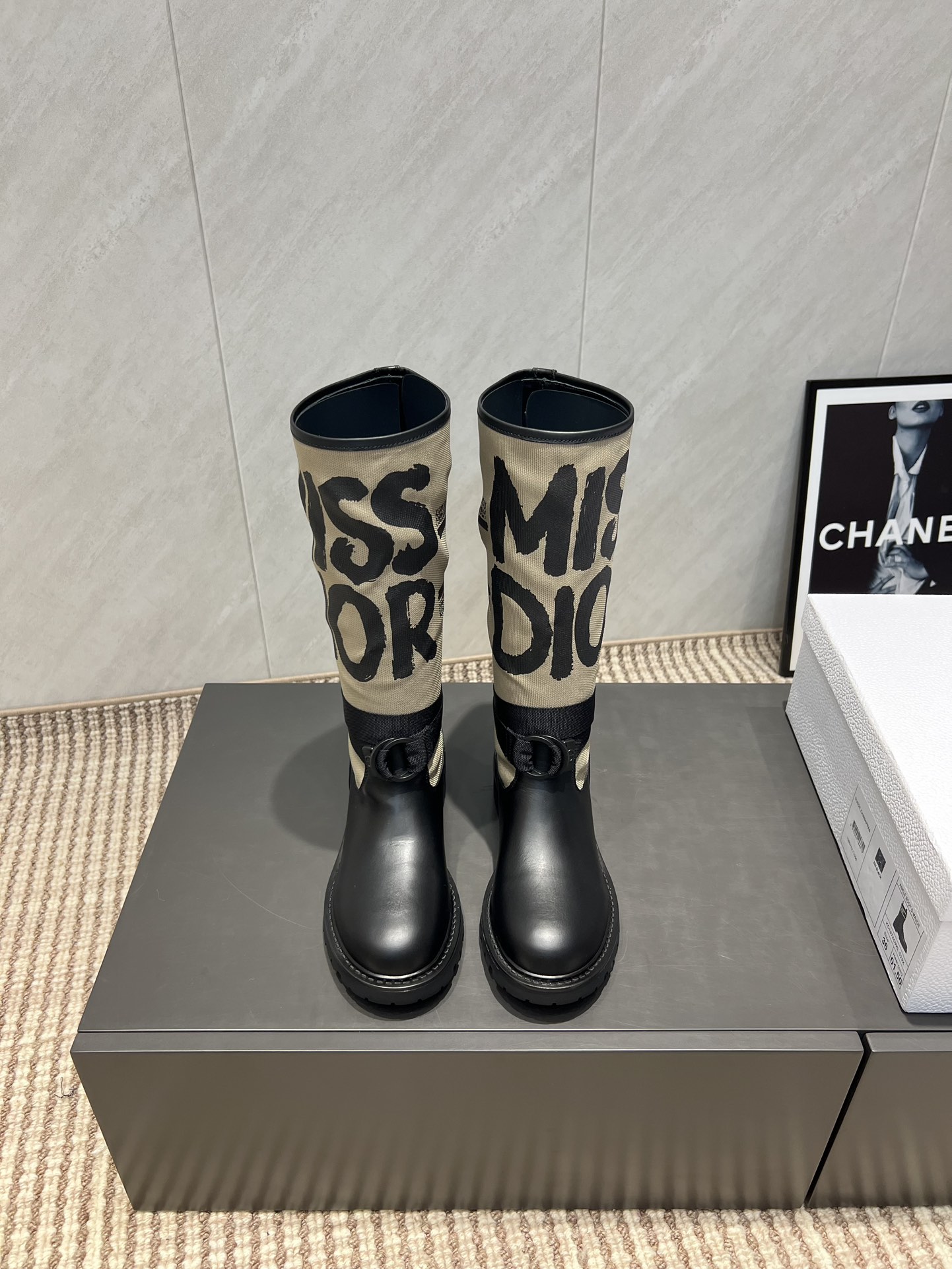 NO:484314,Pilimauli 'Exclusive Top Version' DIO*R Dior 2025 vs Early Autumn Classic D-Major Series [Retro Round-toe Flying High Boots] Original Replica, complete difference in details, new retro technology electric embroidery vane, eye-catching time, simple and versatile... Fabric original cowhide high-density fabric printing process Inner original custom sheepskin/pure wool foot pad original custom sheepskin/pure wool large sole original mold opening combination big sole size 35-39 (40.41 customization without return and exchange) Packaging original full set of packaging color official website synchronous update, boots, dior, dior, boots, cowhide, sheepskin19860909皮里毛里 《独家顶级版本》 DIO*R迪奥2025vs早秋经典爆款D-Major系列【复古圆头飞织高靴】 原版复刻,细节完全区别,全新复古科技电绣风向标,时间抢眼,简约百搭不平凡…… 面料原版牛皮高密度布料打印工艺 内里原版定制羊皮/纯羊毛 垫脚原版定制羊皮/纯羊毛 大底原版开模组合大底 码数35—39（40.41定制不退换） 包装原版全套包装 颜色官网同步更新,靴子,dior,dior,boots,cowhide,sheepskin,Women's Shoes