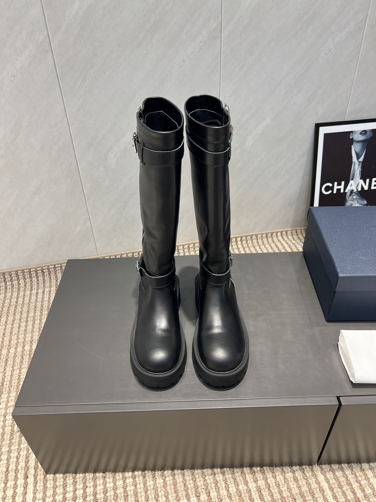 NO:484317,High boots 'Exclusive Top Version' DIOR 2025 vs Early Autumn D-Major Series [Round head thick sole zipper high boots] Original replica, complete difference in details, new retro technology electric embroidery vane, eye-catching time, simple and versatile... Original custom cowhide in fabric original custom sheepskin inner lining original custom sheepskin footbed original custom sheepskin large sole original mold foam molding base number 35-39 (40.41. Customized without return and exchange) Packaging original full set of packaging color official synchronous update, semi-torch, dior, dior, boots, cowhide, sheepskin19860909高靴《独家顶级版本》 DIOR迪奥2025vs早秋爆款D-Major系列【圆头厚底拉链高靴】 原版复刻,细节完全区别,全新复古科技电绣风向标,时间抢眼,简约百搭不平凡…… 面料原版定制牛皮 内里原版定制羊皮 垫脚原版定制羊皮 大底原版开模发泡成型底 码数35—39（40.41.定制不退换） 包装原版全套包装 颜色官方同步更新,半拖,dior,dior,boots,cowhide,sheepskin,Women's Shoes