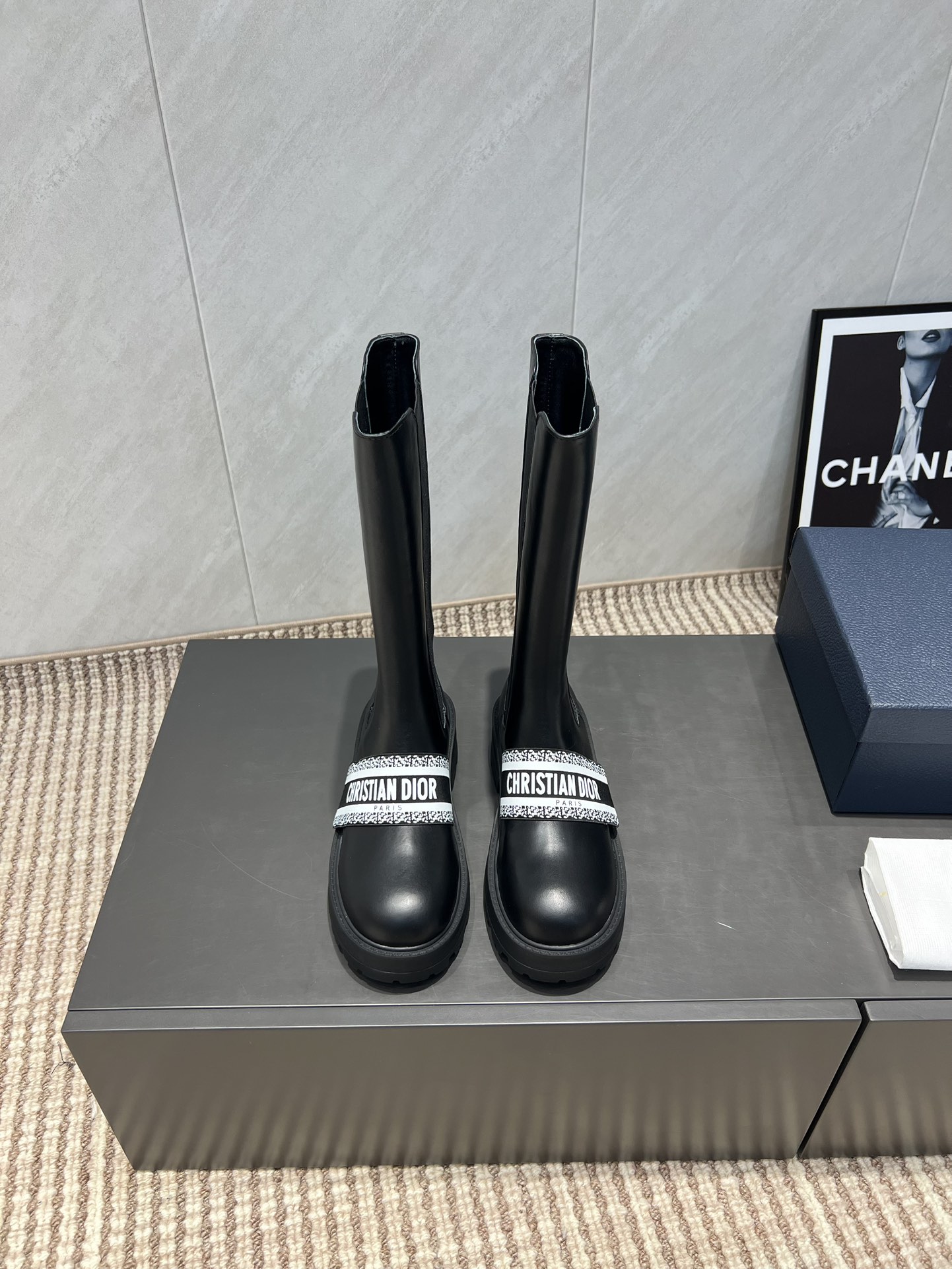 NO:484323,'Exclusive Top Version' DIOR Dior 2025 vs Early Autumn D-Major Series [Round head thick sole zipper high boots] Original replica, complete difference in details, new retro technology electric embroidery vane, eye-catching time, simple and versatile... Original custom cowhide in fabric original custom sheepskin inner lining original custom sheepskin footbed original custom sheepskin large sole original mold foam molded bottom number 35-39 (40.41. Customized without return and exchange) Packaging original full set of packaging color official update, semi-drag, dior, dior, boots, cowhide, sheepskin19860909中靴《独家顶级版本》 DIOR迪奥2025vs早秋爆款D-Major系列【圆头厚底拉链高靴】 原版复刻,细节完全区别,全新复古科技电绣风向标,时间抢眼,简约百搭不平凡…… 面料原版定制牛皮 内里原版定制羊皮 垫脚原版定制羊皮 大底原版开模发泡成型底 码数35—39（40.41.定制不退换） 包装原版全套包装 颜色官方同步更新,半拖,dior,dior,boots,cowhide,sheepskin,Women's Shoes