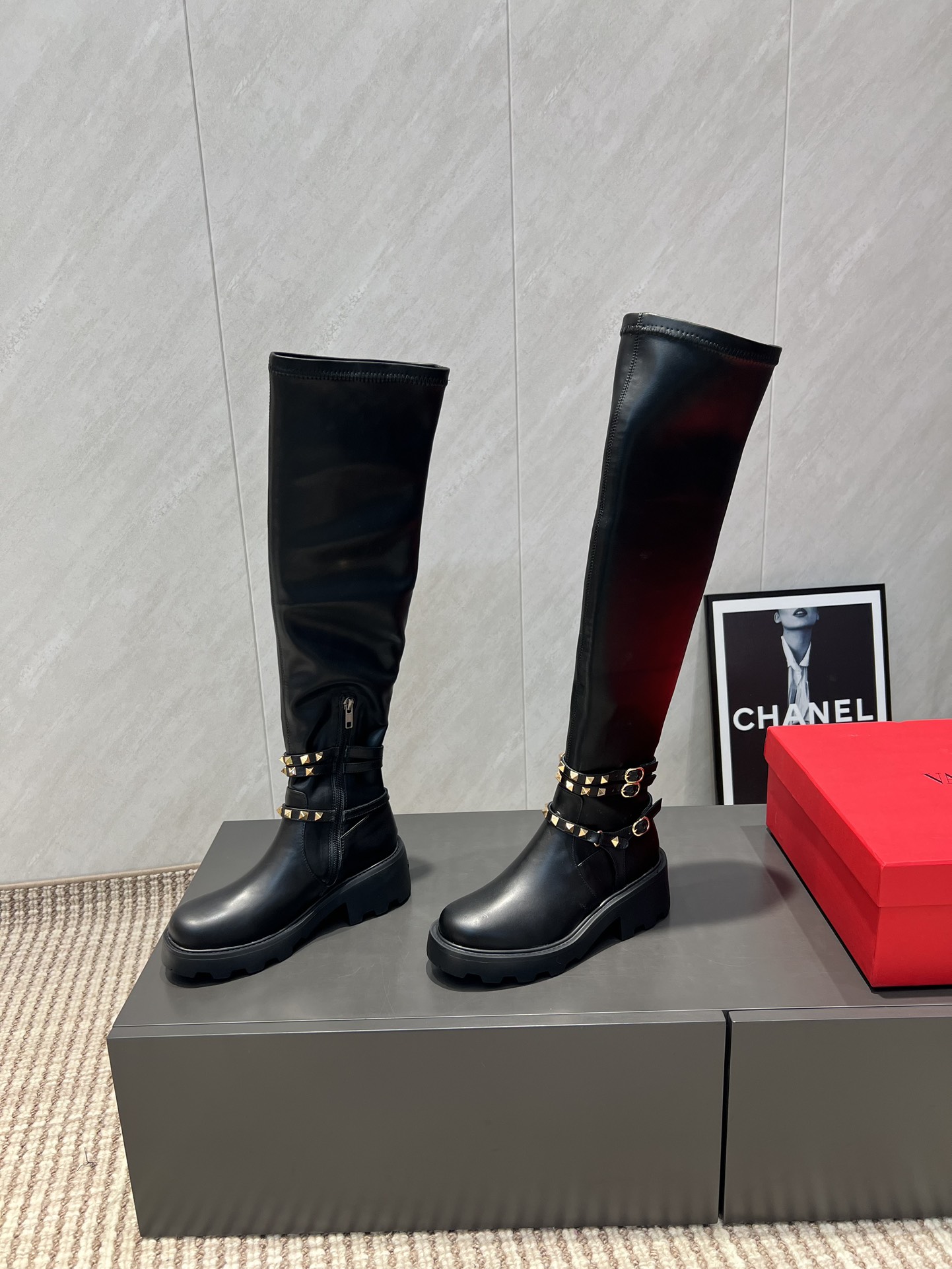 NO:484282,:Long boots 'Exclusive Top Version' · Valentin* Valentin*Tiannu 25vs Early Autumn Boot Series... [Round toe thick-soled willow nail elastic boots] Rockstu boot series, innovation and classics are cleverly combined, and its classic leads the fashion every year. Each boot is a versatile artifact. Quality is arbitrarily compared with top quality on the market, original mold opening fasteners... Upper: Customized cowhide willow nail craftsmanship Inner: Original custom sheepskin footbed: Original custom sheepskin Outsole: Original mold opening foamed sole Heel height: 5cm Packaging: Original full package Number of original packaging Number of 35-39 (40.41 customization without return and exchange) Color: Synchronous update of the official website, semi-torque, valentino, valentino, boots, cowhide, sheepskin19860909:长靴《独家顶级版本》 ·Valentin*华伦*天奴25vs早秋爆款靴子系列……【圆头厚底柳钉弹力靴】 Rockstu靴子系列、创新与经典巧妙的结合在一起,其经典带领着每年时尚,每一款靴子都是百搭神器,品质市面随意对比顶级品质、原版开模扣件…… 鞋面:定制牛皮柳钉工艺 内里:原版定制羊皮 垫脚:原版定制羊皮 大底:原版开模发泡成型底 跟高:5cm 包装:原版全套包装 码数:35-39（40.41定制不退换） 颜色:官网同步更新,半拖,valentino,valentino,boots,cowhide,sheepskin,Women's Shoes