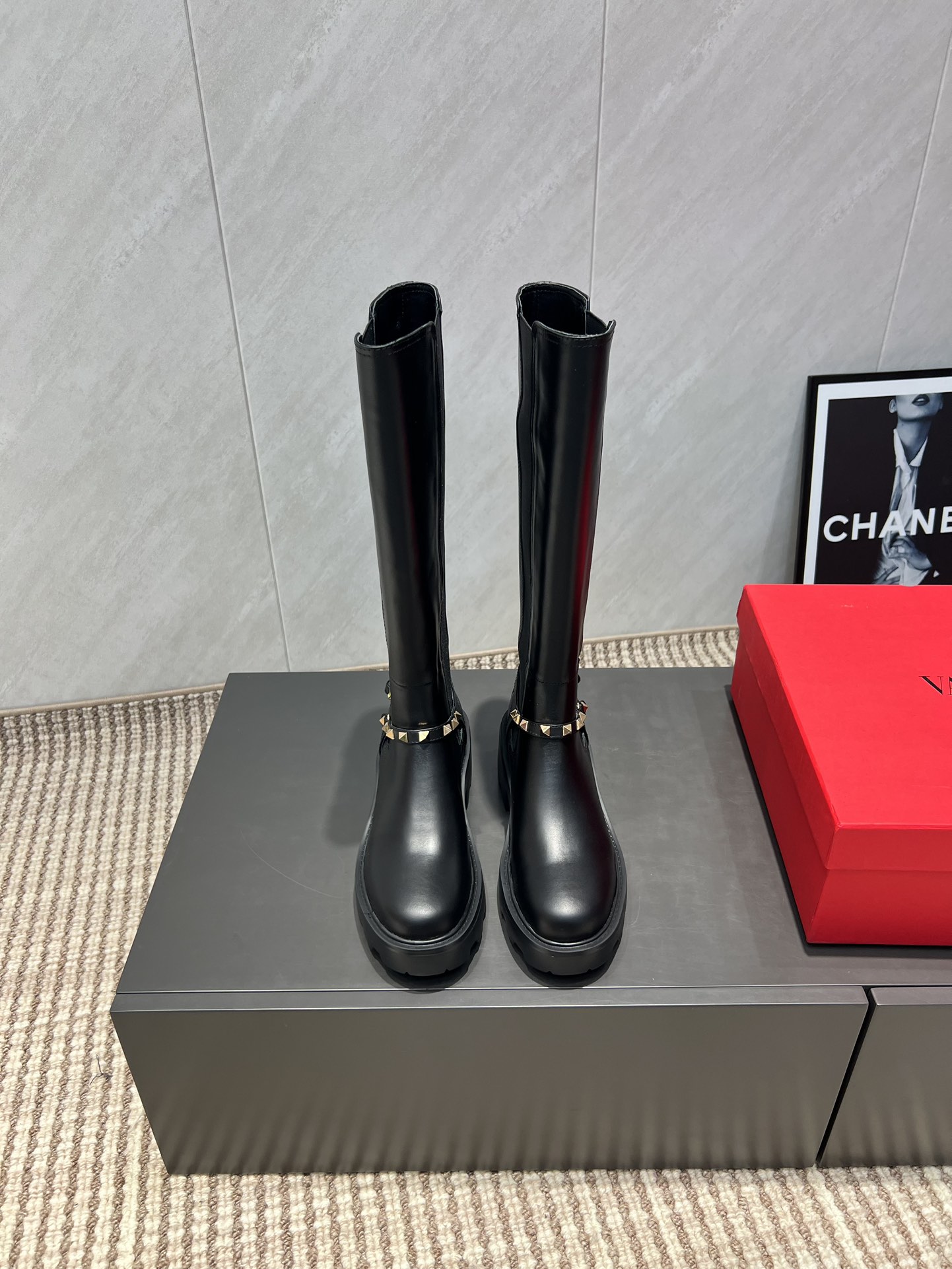 NO:484288,:High boots 'Exclusive Top Version' ·Valentin*Valentin*Tiannu 25vs Early Autumn Boot Series... [Round toe thick sole willow nail high boots] Rockstu boot series, innovation and classics are cleverly combined, and its classic leads the fashion every year. Each boot is a versatile artifact. Quality is arbitrarily compared with top quality on the market, original mold opening fasteners... Upper: Customized cowhide willow nail craftsmanship Inner: Original customized sheepskin footbed: Original customized sheepskin Outsole: Original mold foamed sole Heel height: 5cm Packaging: Original full package Number of original packaging Number of 35-39 (40.41 customization without return and exchange) Color: Synchronous update of the official website, semi-torque, valentino, valentino, boots, cowhide, sheepskin19860909:高靴《独家顶级版本》 ·Valentin*华伦*天奴25vs早秋爆款靴子系列……【圆头厚底柳钉高靴】 Rockstu靴子系列、创新与经典巧妙的结合在一起,其经典带领着每年时尚,每一款靴子都是百搭神器,品质市面随意对比顶级品质、原版开模扣件…… 鞋面:定制牛皮柳钉工艺 内里:原版定制羊皮 垫脚:原版定制羊皮 大底:原版开模发泡成型底 跟高:5cm 包装:原版全套包装 码数:35-39（40.41定制不退换） 颜色:官网同步更新,半拖,valentino,valentino,boots,cowhide,sheepskin,Women's Shoes