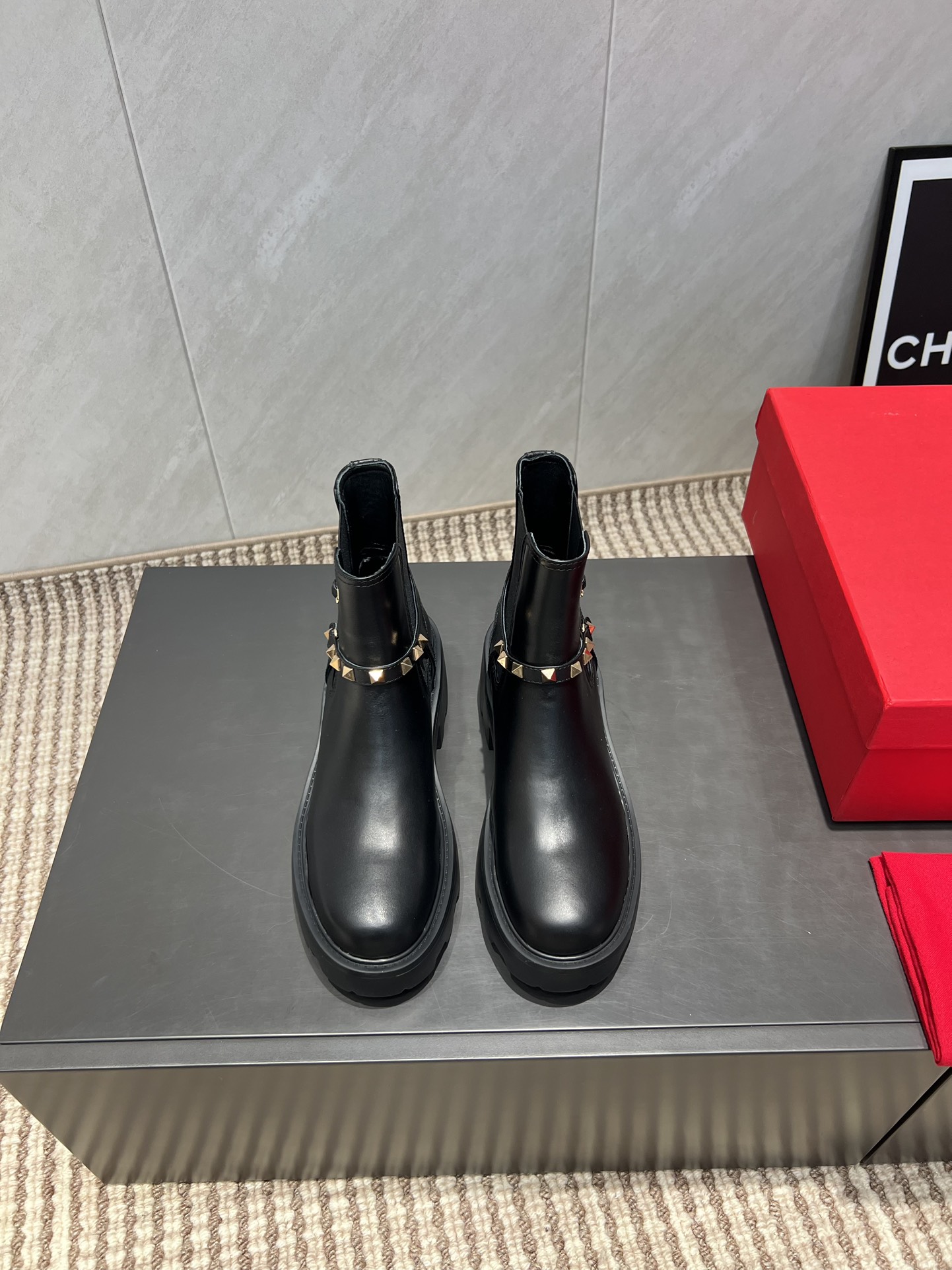 NO:484294,:Short boots 'Exclusive Top Version' · Valentin*Valentin*Tiannu 25vs Early Autumn Boot Series... [Round toe thick-soled willow nails short boots] Rockstu boot series, innovation and classics are cleverly combined, and its classic leads the fashion every year. Each boot is a versatile artifact. Quality is arbitrarily compared with top quality on the market, original mold opening fasteners... Upper: Customized cowhide willow nail craftsmanship Inner: Original customized sheepskin footbed: Original customized sheepskin Outsole: Original mold foamed sole Heel height: 5cm Packaging: Original full set of packaging Size: 35-39 (40.41 customization without return and exchange) Color: Synchronous update of the official website, semi-torque, valentino, valentino, boots, cowhide, sheepskin19860909:短靴《独家顶级版本》 ·Valentin*华伦*天奴25vs早秋爆款靴子系列……【圆头厚底柳钉短靴】 Rockstu靴子系列、创新与经典巧妙的结合在一起,其经典带领着每年时尚,每一款靴子都是百搭神器,品质市面随意对比顶级品质、原版开模扣件…… 鞋面:定制牛皮柳钉工艺 内里:原版定制羊皮 垫脚:原版定制羊皮 大底:原版开模发泡成型底 跟高:5cm 包装:原版全套包装 码数:35-39（40.41定制不退换） 颜色:官网同步更新,半拖,valentino,valentino,boots,cowhide,sheepskin,Women's Shoes