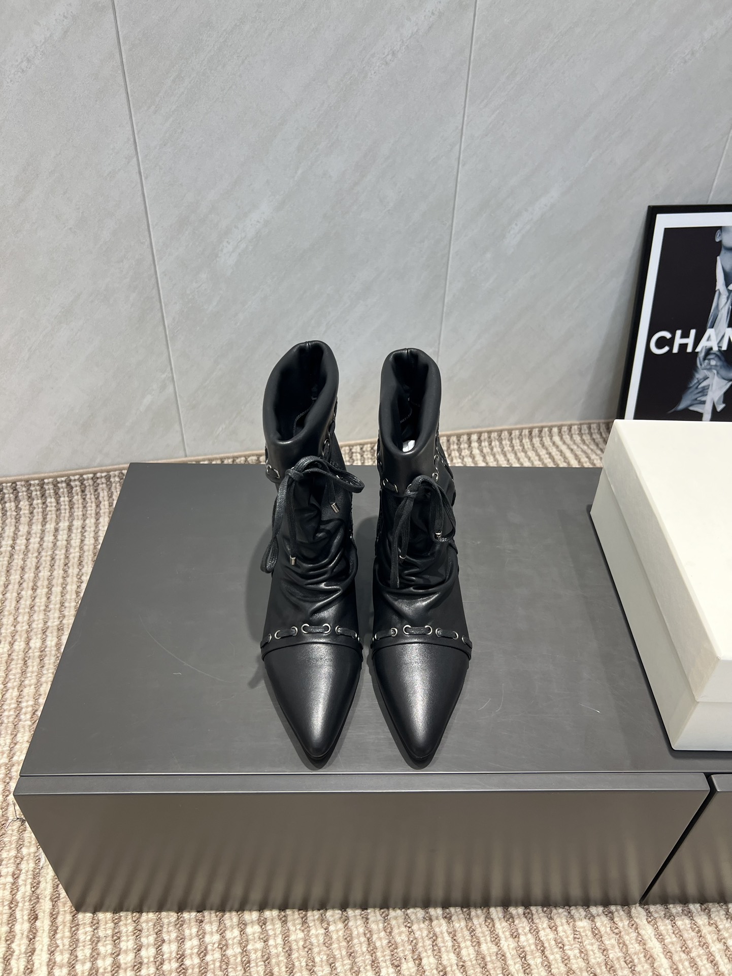 NO:484306,Factory: cowhide 'Exclusive Top Version' untitlab 25vs new snow boot series... [Pointed bow wrinkled boots] same style as stars!  Brush Xiaohongshu is super soft and glutinous, continuing the classic big-head design, the arc-shaped toe has enough space to stretch and fit the foot shape. It adopts an adjustable buckle and flip-up design, making it easy to put on and take off... Fabric: Original custom cowhide Inner: Original custom sheepskin Foot pad: Original custom sheepskin Outsole: Original rubber non-slip sole Sole: Flat sole Size: 35-39 (female 40. Customized without return and exchange) Packaging: Original full package Color: Synchronous update of the official website, semi-torch, boots, cowhide, sheepskin19860909工厂:牛皮《独家顶级版本》 untitlab 25vs新款雪地靴系列…【尖头蝴蝶结皱靴】 明星同款！刷爆小红书超级软糯糯 延续经典大头设计,圆弧形鞋头有足够的空间伸展贴合脚型.采用可调节扣加翻口设计,穿脱轻松… 面料:原版定制牛皮 内里:原版定制羊皮 垫脚:原版定制羊皮 大底:原版橡胶防滑大底 底厚:平底 码数:35-39（女40.定制不退换） 包装:原版全套包装 颜色:官网同步更新,半拖,boots,cowhide,sheepskin,Women's Shoes