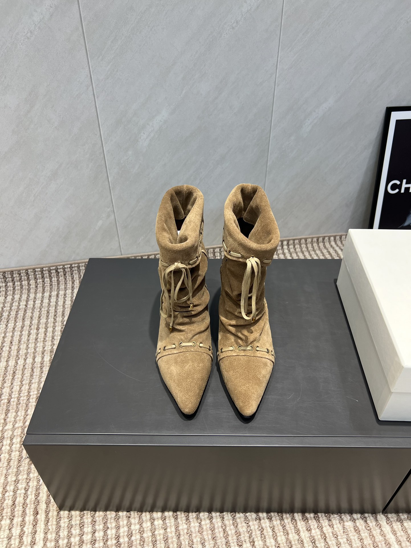 NO:484311,Factory: Niu Zhi 'Exclusive Top Version' untitlab 25vs new snow boot series... [Pointed bow wrinkled boots] same style as the celebrity!  Brush Xiaohongshu is super soft and glutinous, continuing the classic big-head design, the arc-shaped toe has enough space to stretch and fit the foot shape. It adopts an adjustable buckle and flip-up design, making it easy to put on and take off... Fabric: Original custom beef silhouette Inner: Original custom sheepskin foot pad: Original custom sheepskin Outsole: Original rubber non-slip sole Sole: Flat sole Size: 35-39 (female 40. Customized without return and exchange) Packaging: Original full set of packaging Color: Synchronous update of the official website, semi-torch, boots, sheepskin19860909工厂:牛猄《独家顶级版本》 untitlab 25vs新款雪地靴系列…【尖头蝴蝶结皱靴】 明星同款！刷爆小红书超级软糯糯 延续经典大头设计,圆弧形鞋头有足够的空间伸展贴合脚型.采用可调节扣加翻口设计,穿脱轻松… 面料:原版定制牛猄 内里:原版定制羊皮 垫脚:原版定制羊皮 大底:原版橡胶防滑大底 底厚:平底 码数:35-39（女40.定制不退换） 包装:原版全套包装 颜色:官网同步更新,半拖,boots,sheepskin,Women's Shoes