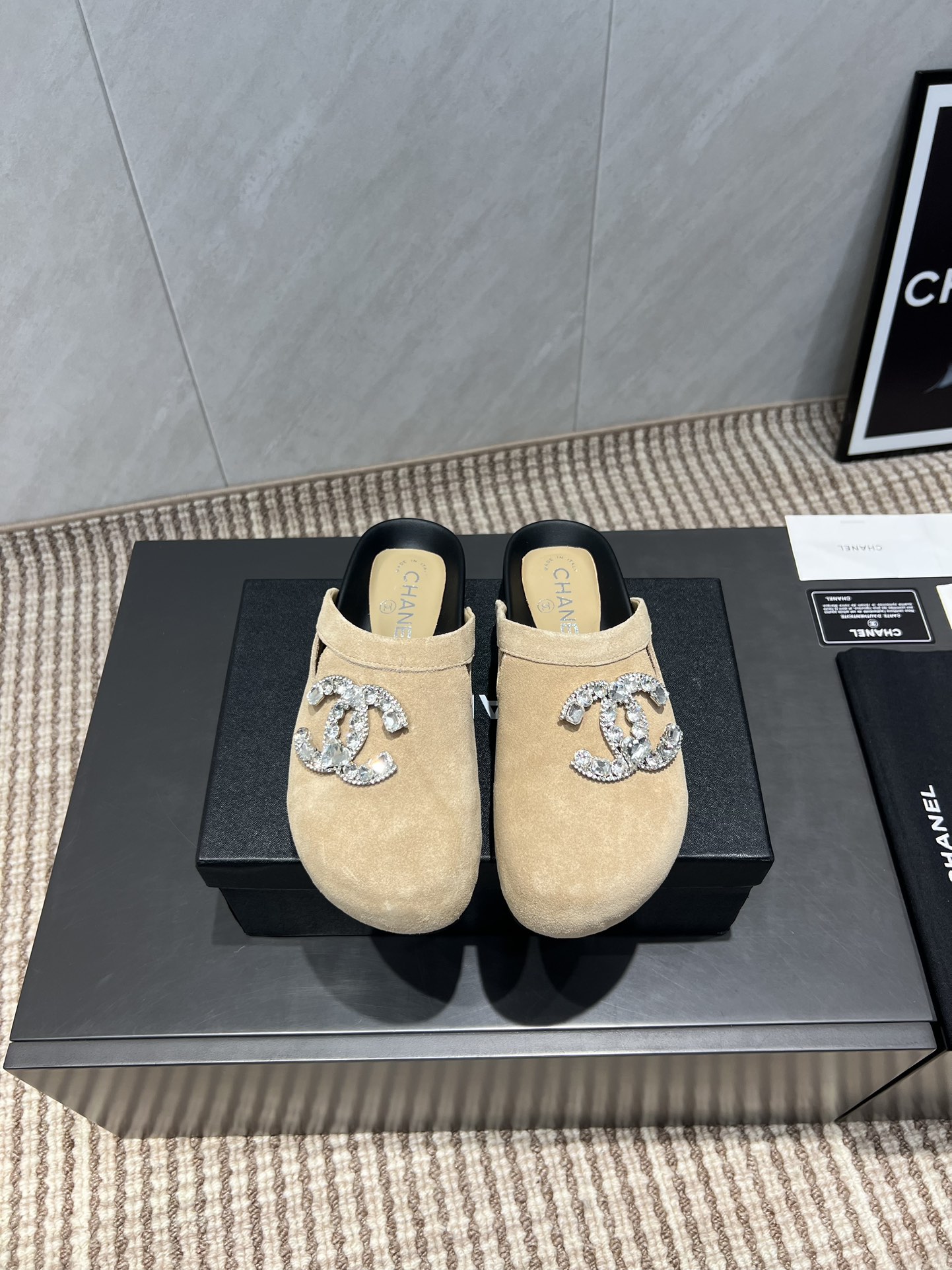 NO:484310,: 'Exclusive Top Version' CHANE* Xiangjia 2025vs Early Autumn New Love Series... [Berken Thick-sole Love Half-touch] Retro design in the 110s, delicate and versatile feet, slim and not picky feet, brand logo decoration, super three-dimensional, small girls also have thick bottom design, showing long legs, and the effect of modifying the calf is excellent, rubber integrated design, no wrinkles, fabric: original custom beef slim diamond buckle Inner: original custom sheepskin foot pad: original custom sheepskin Big bottom: original mold-opening anti-slip bottom Heel height: 3cm Number: 35-39 (40.41 custom-made no return and exchange) Packaging: original full package Color: official website synchronous update, semi-drag, chanel, chanel, loafers, sheepskin19860909:《独家顶级版本》 CHANE*香家2025vs早秋新款乐福爆款系列……【勃肯厚底乐福半拖】 110年代复古设计,上脚秀气百搭 显瘦不挑脚型 品牌logo装饰 超有立体感 小个子女孩也 厚底设计,显腿长 修饰小腿效果杠杠的,橡胶一体式设计,不褶皱 对版 面料:原版定制牛猄定制钻扣 内里:原版定制羊皮 垫脚:原版定制羊皮 大底:原版开模防滑底 跟高:3cm 码数:35-39（40.41定制不退换） 包装:原版全套包装 颜色:官网同步更新,半拖,chanel,chanel,loafers,sheepskin,Women's Shoes