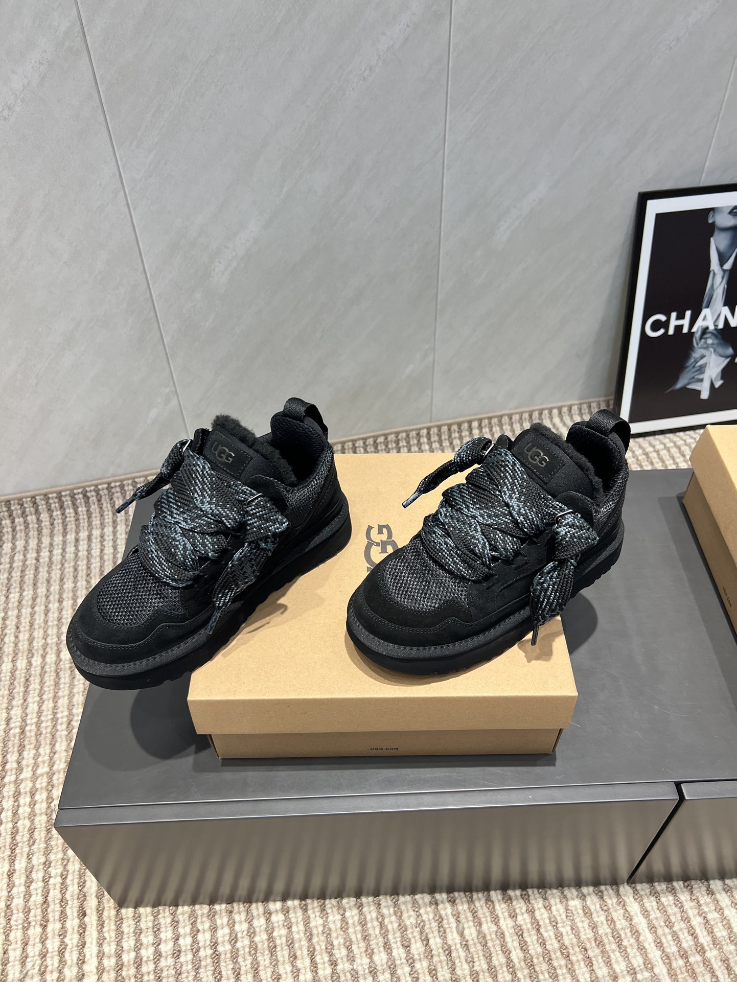 UGG~25vs爆款松糕厚底休闲鞋系列……
【圆头厚底休闲鞋】
一款不会撞衫的鞋子、简约的隔板设计➕上斑