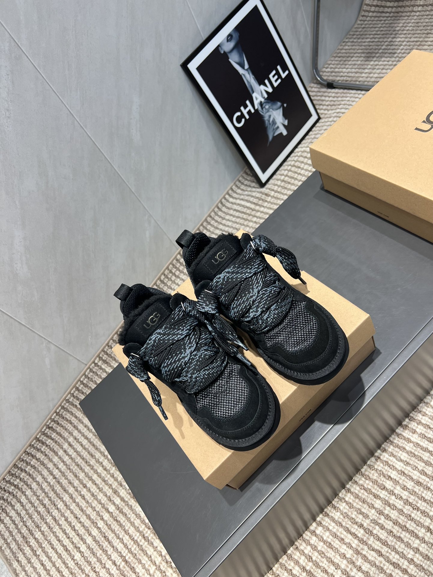 UGG~25vs爆款松糕厚底休闲鞋系列……
【圆头厚底休闲鞋】
一款不会撞衫的鞋子、简约的隔板设计➕上斑