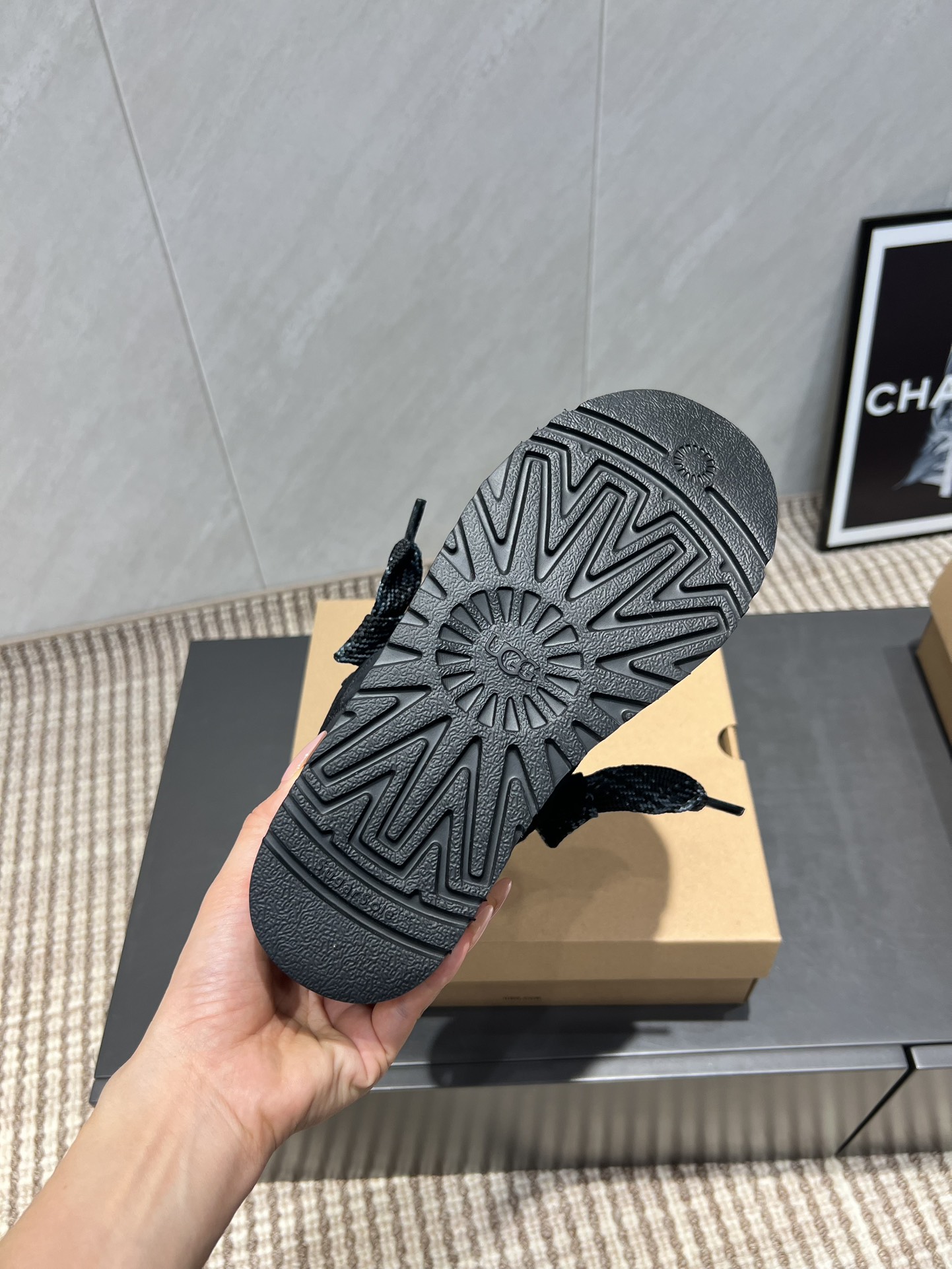 UGG~25vs爆款松糕厚底休闲鞋系列……
【圆头厚底休闲鞋】
一款不会撞衫的鞋子、简约的隔板设计➕上斑