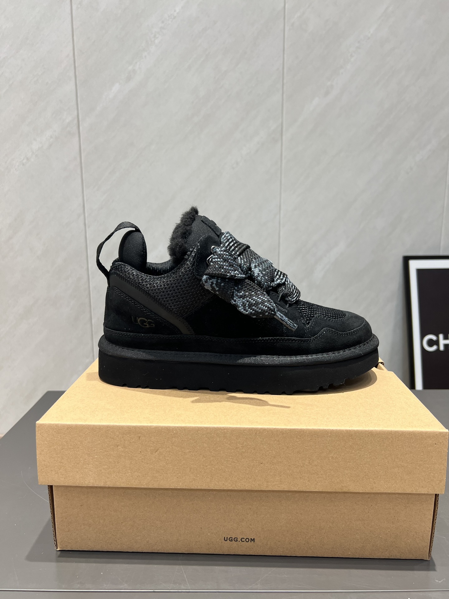 UGG~25vs爆款松糕厚底休闲鞋系列……
【圆头厚底休闲鞋】
一款不会撞衫的鞋子、简约的隔板设计➕上斑