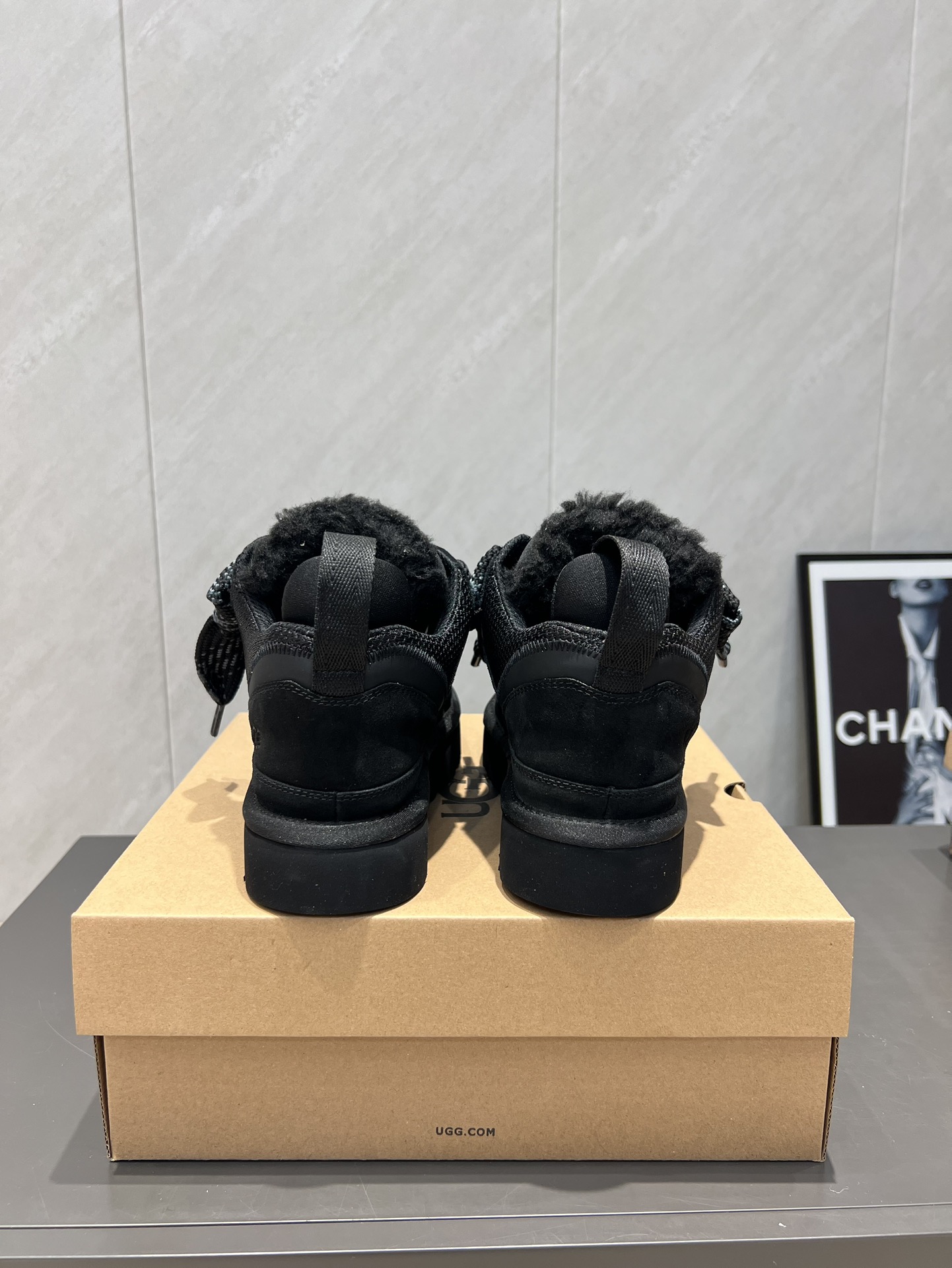 UGG~25vs爆款松糕厚底休闲鞋系列……
【圆头厚底休闲鞋】
一款不会撞衫的鞋子、简约的隔板设计➕上斑