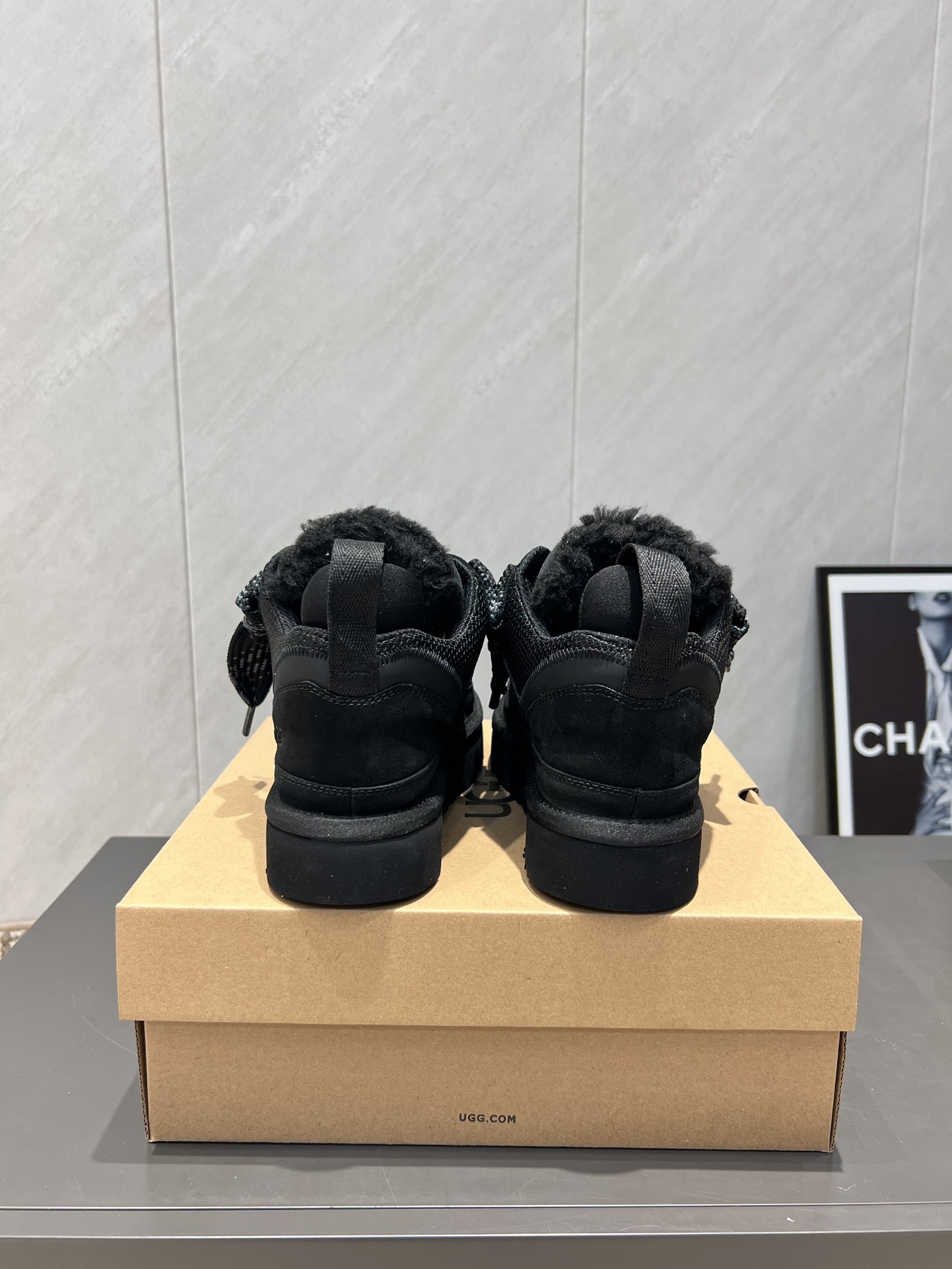 UGG~25vs爆款松糕厚底休闲鞋系列……
【圆头厚底休闲鞋】
一款不会撞衫的鞋子、简约的隔板设计➕上斑