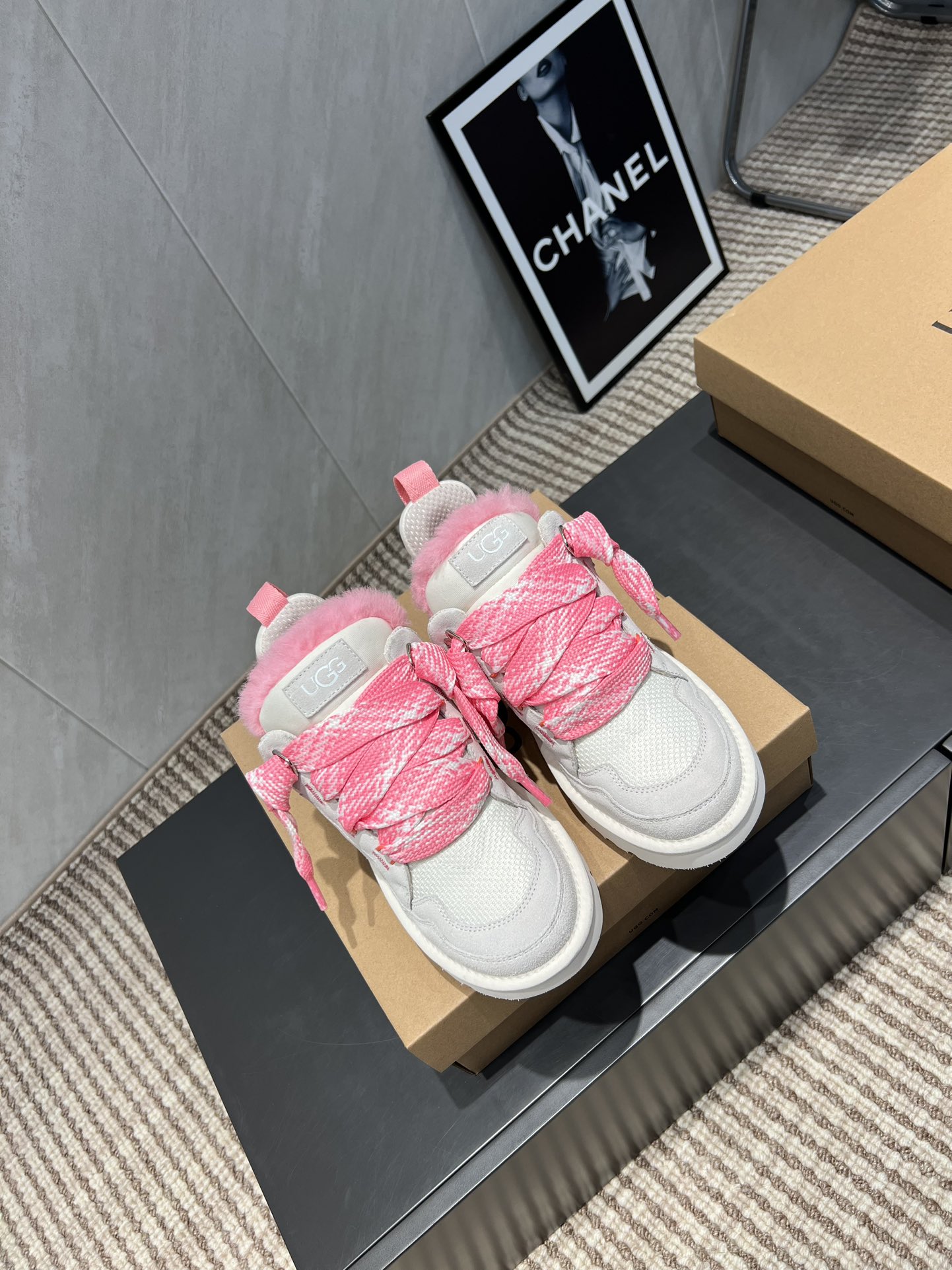UGG~25vs爆款松糕厚底休闲鞋系列……
【圆头厚底休闲鞋】
一款不会撞衫的鞋子、简约的隔板设计➕上斑