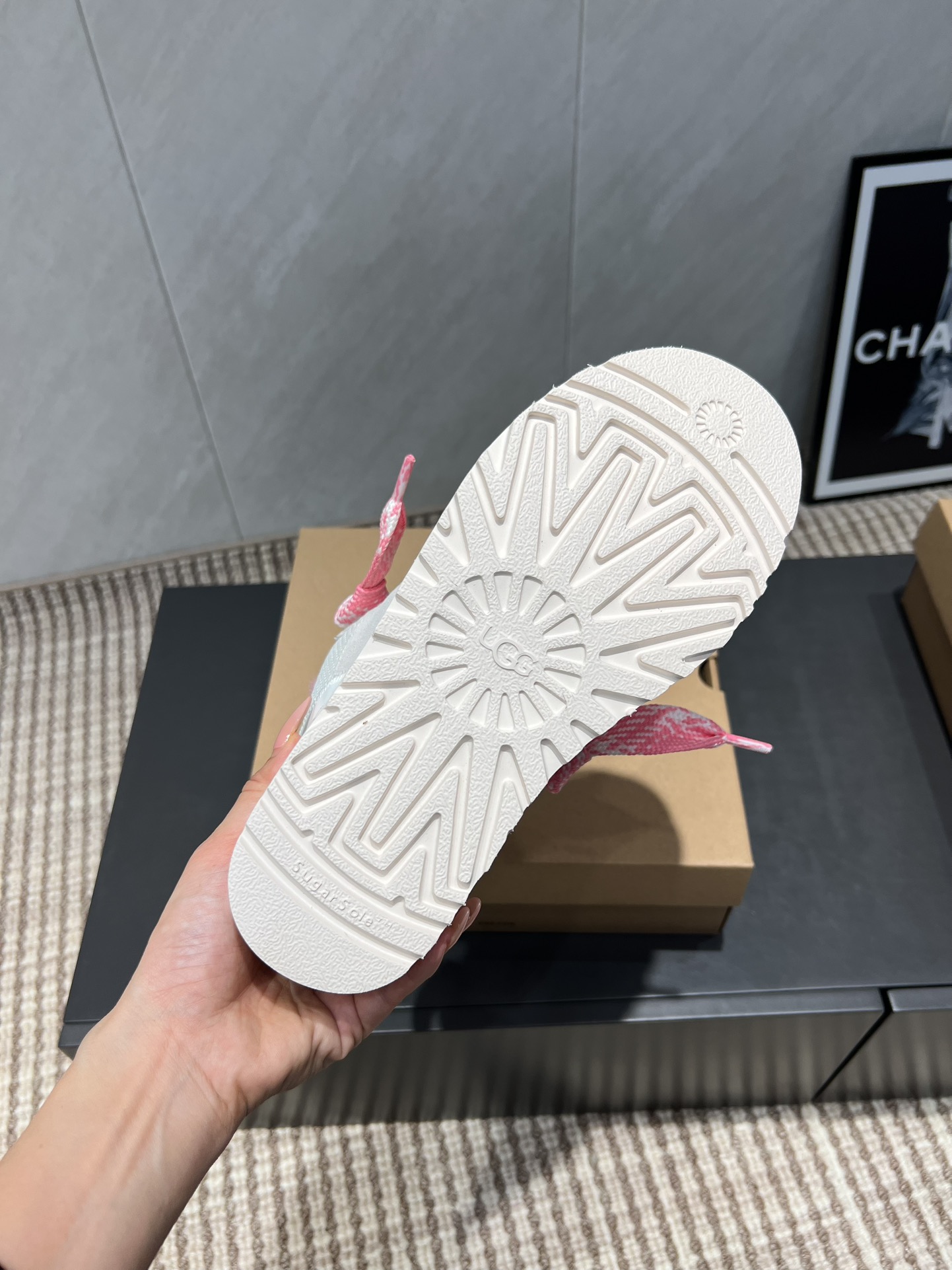 UGG~25vs爆款松糕厚底休闲鞋系列……
【圆头厚底休闲鞋】
一款不会撞衫的鞋子、简约的隔板设计➕上斑