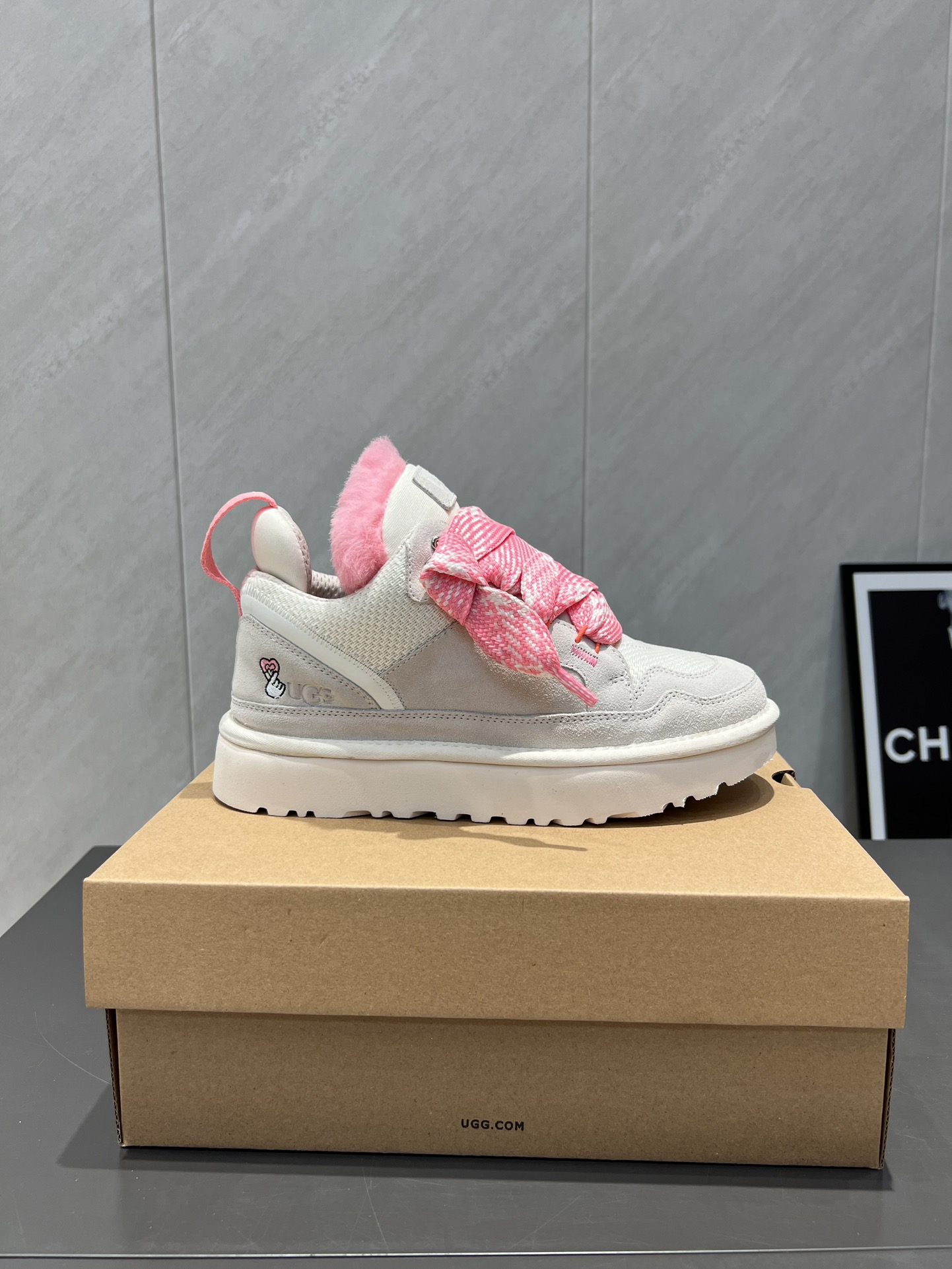 UGG~25vs爆款松糕厚底休闲鞋系列……
【圆头厚底休闲鞋】
一款不会撞衫的鞋子、简约的隔板设计➕上斑