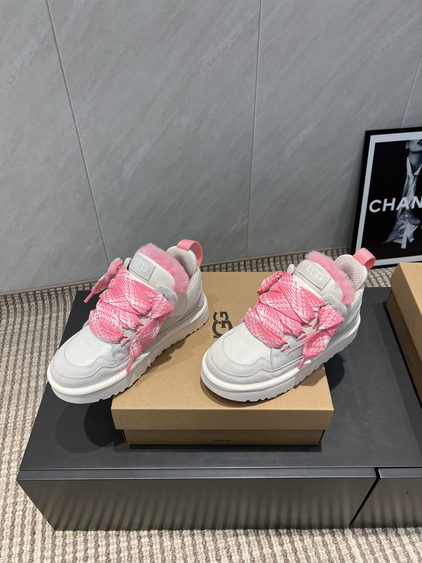 UGG~25vs爆款松糕厚底休闲鞋系列……
【圆头厚底休闲鞋】
一款不会撞衫的鞋子、简约的隔板设计➕上斑