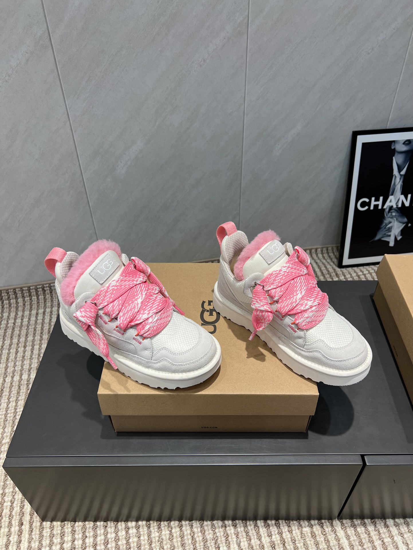 UGG~25vs爆款松糕厚底休闲鞋系列……
【圆头厚底休闲鞋】
一款不会撞衫的鞋子、简约的隔板设计➕上斑
