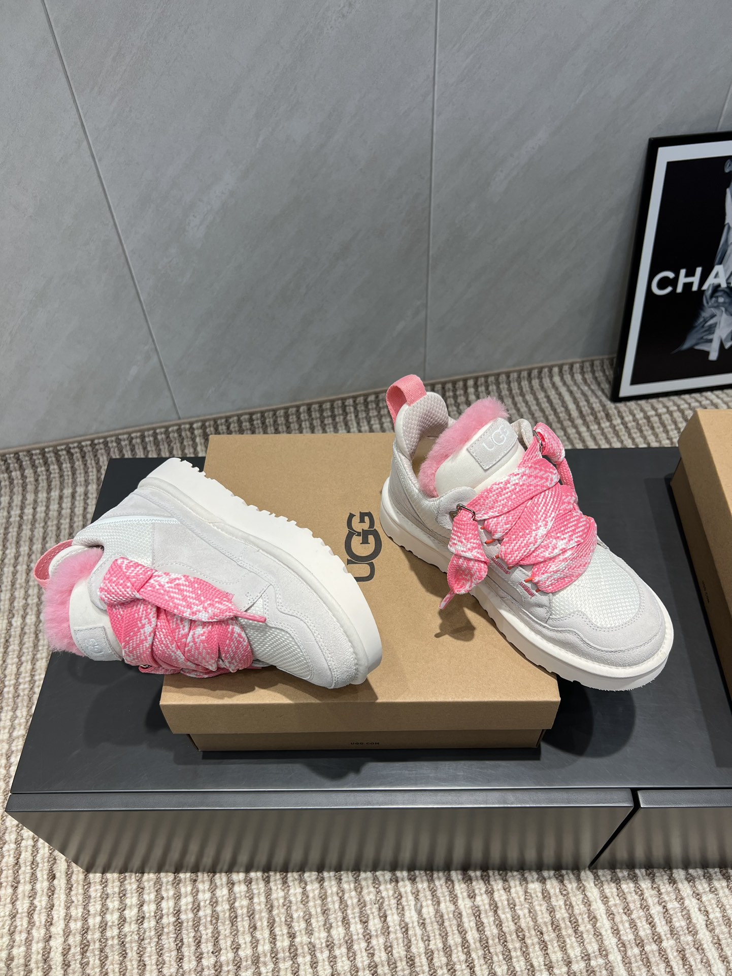 UGG~25vs爆款松糕厚底休闲鞋系列……
【圆头厚底休闲鞋】
一款不会撞衫的鞋子、简约的隔板设计➕上斑
