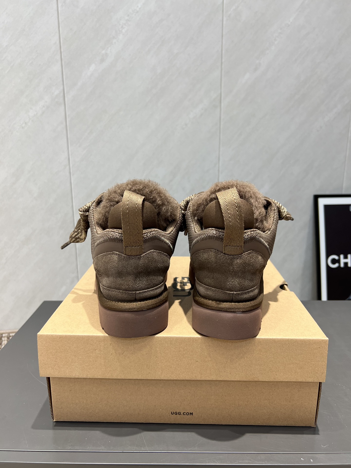 UGG~25vs爆款松糕厚底休闲鞋系列……
【圆头厚底休闲鞋】
一款不会撞衫的鞋子、简约的隔板设计➕上斑