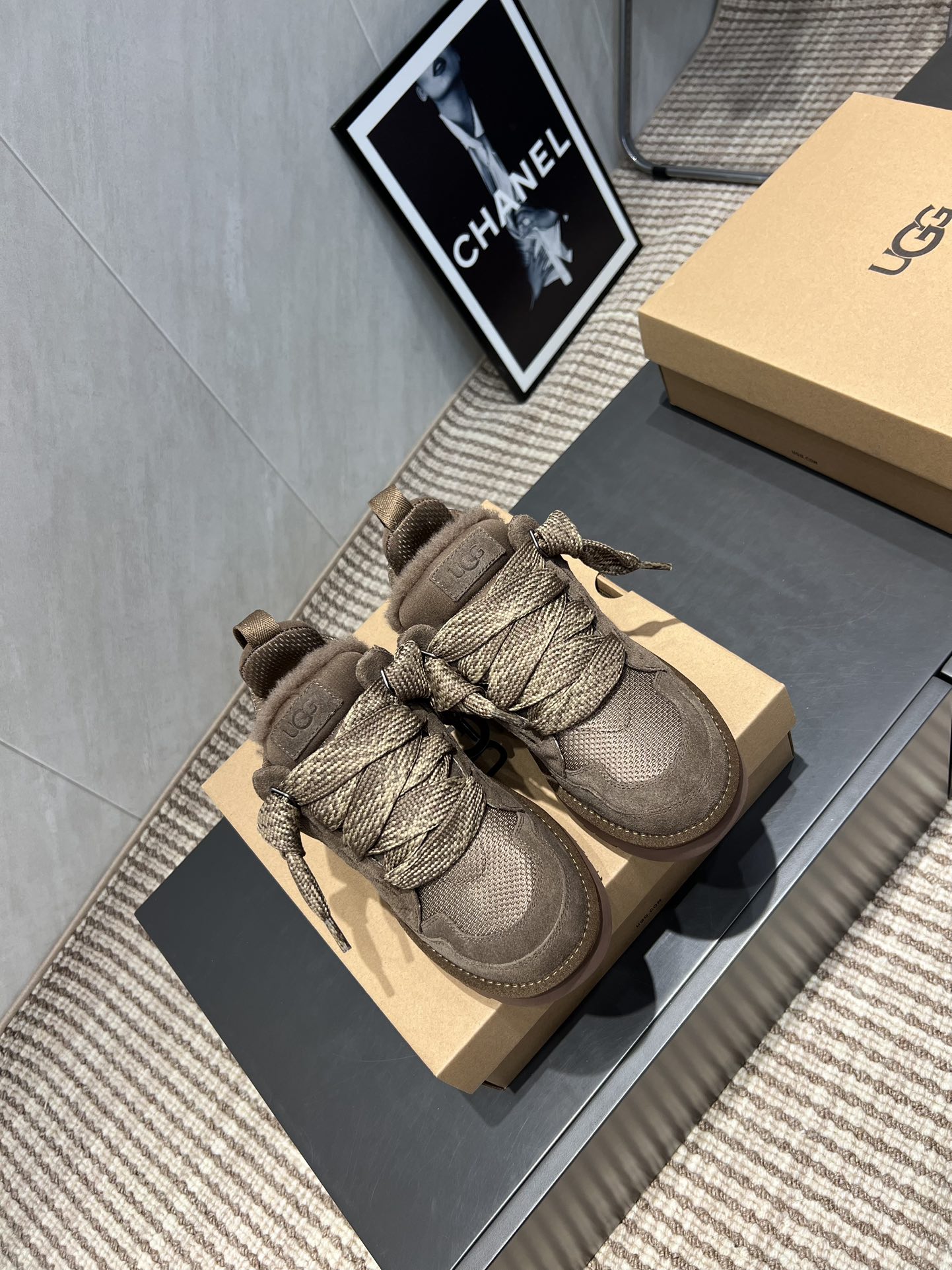 UGG~25vs爆款松糕厚底休闲鞋系列……
【圆头厚底休闲鞋】
一款不会撞衫的鞋子、简约的隔板设计➕上斑