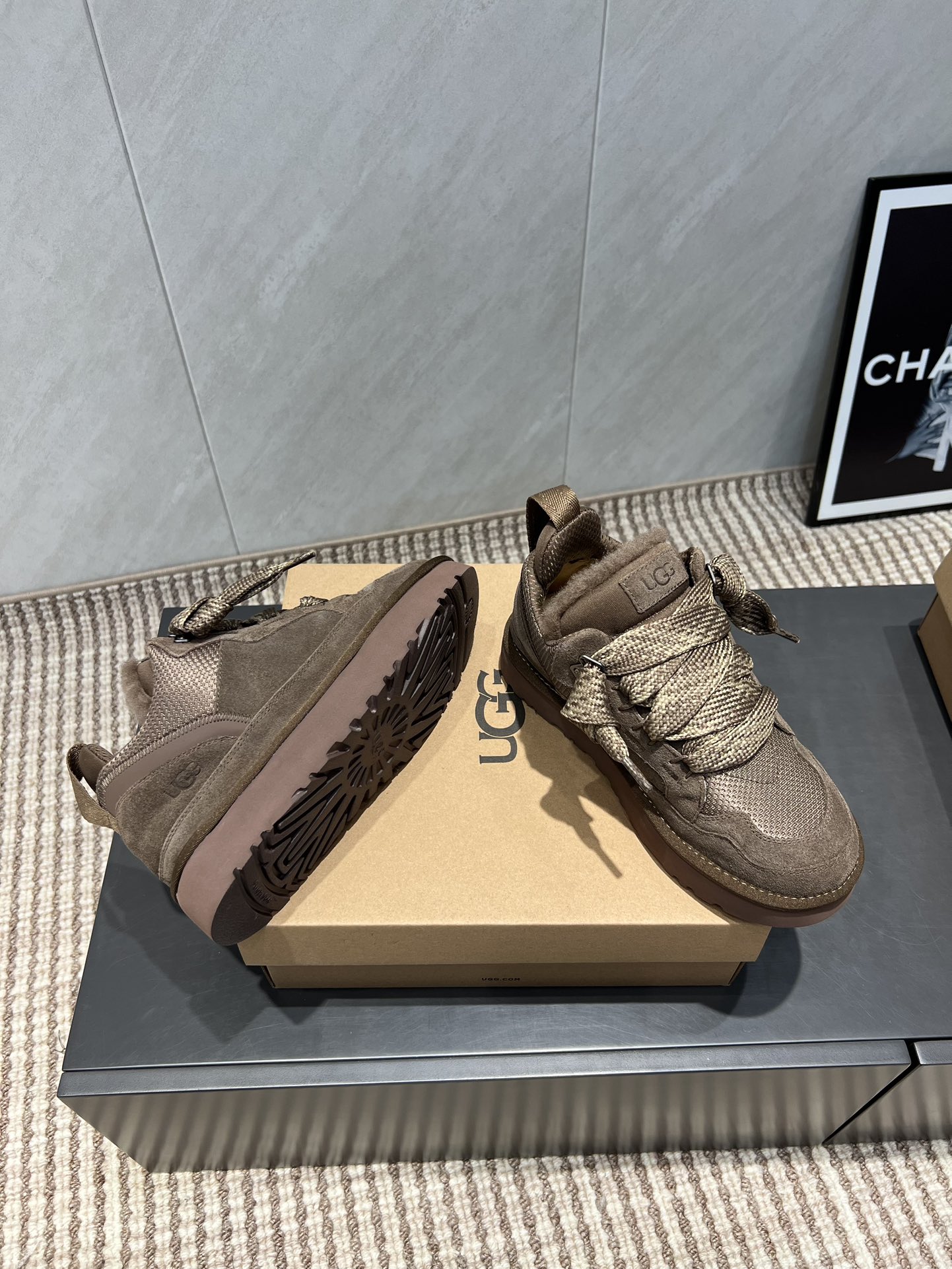 UGG~25vs爆款松糕厚底休闲鞋系列……
【圆头厚底休闲鞋】
一款不会撞衫的鞋子、简约的隔板设计➕上斑
