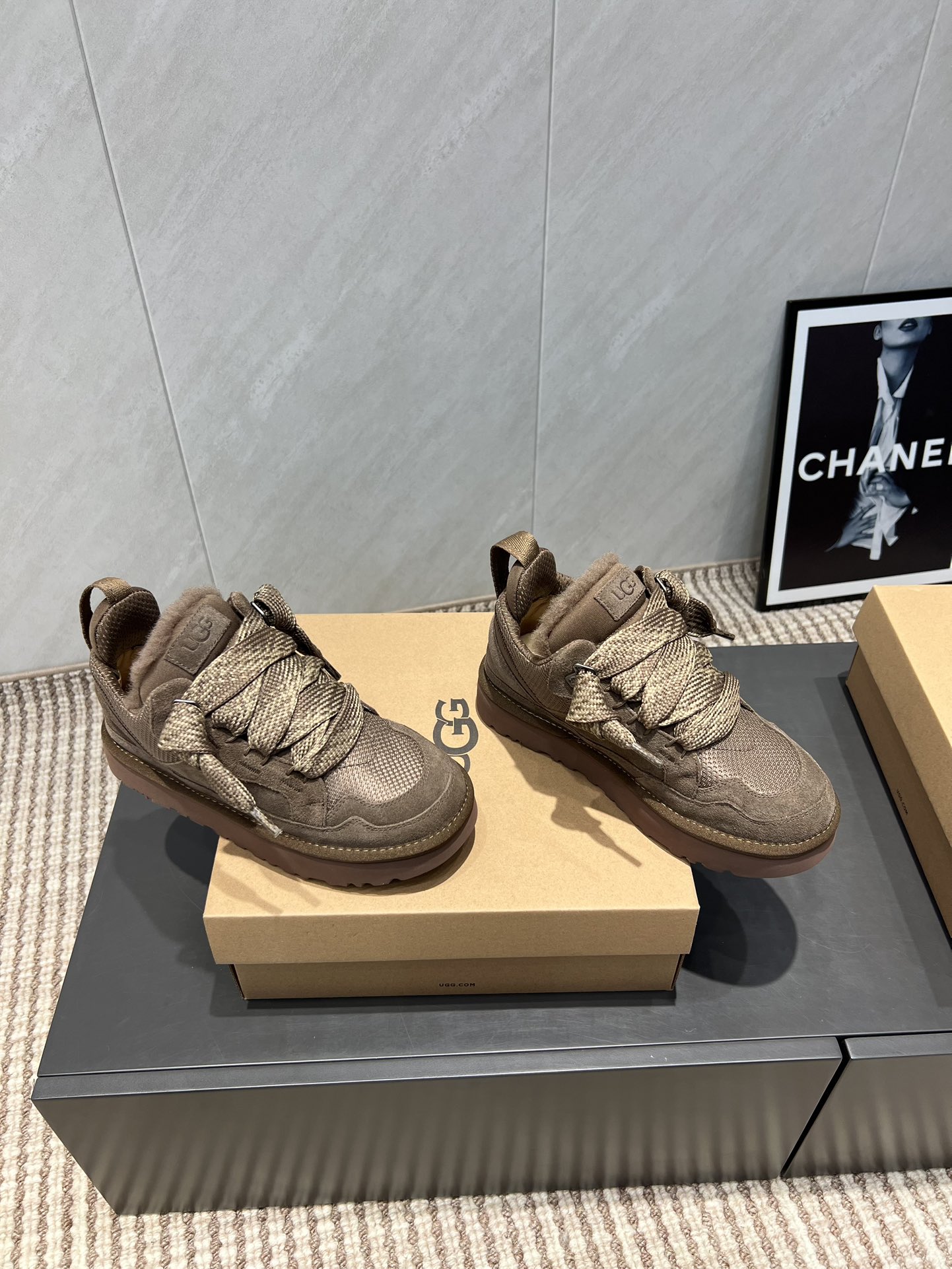 UGG~25vs爆款松糕厚底休闲鞋系列……
【圆头厚底休闲鞋】
一款不会撞衫的鞋子、简约的隔板设计➕上斑